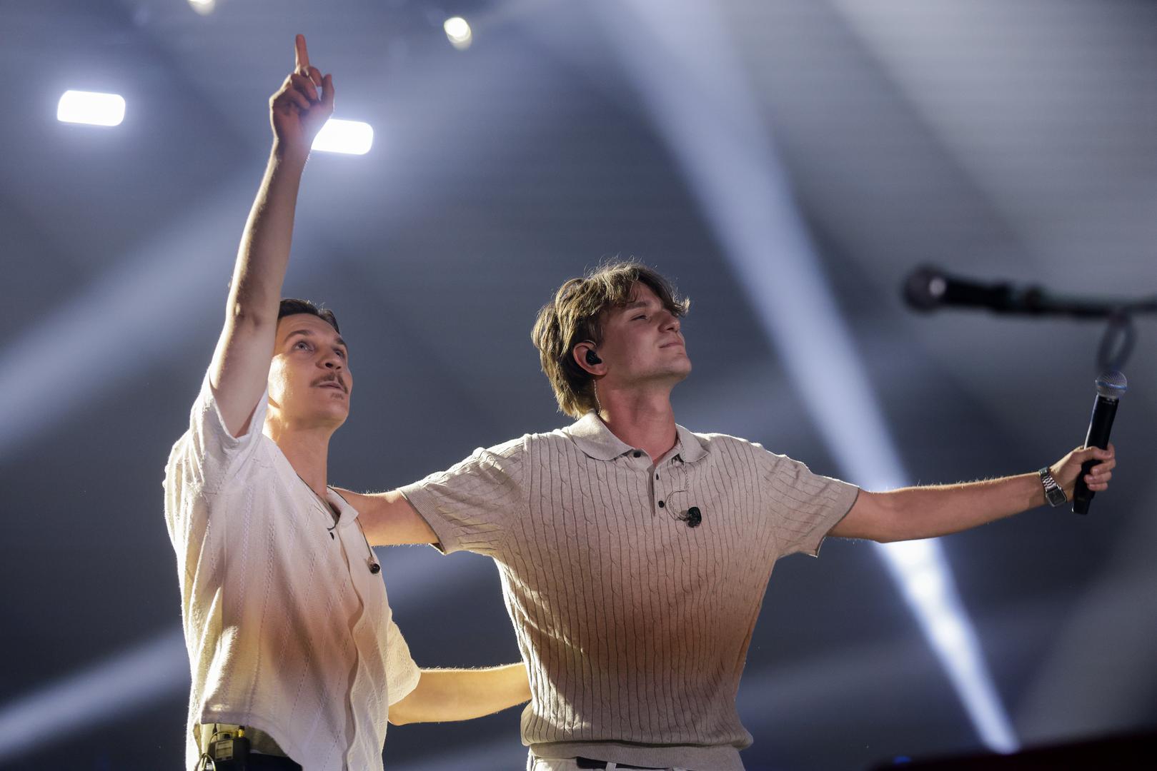 Svoj duet “Ispred bijele Hostije” otpjevali su Dominik Lučić i Jakov Jozinović, na maloj pozornici, kao i duo ZANAS koji su izveli mladima omiljeni hit “I ja sam izabran”. 