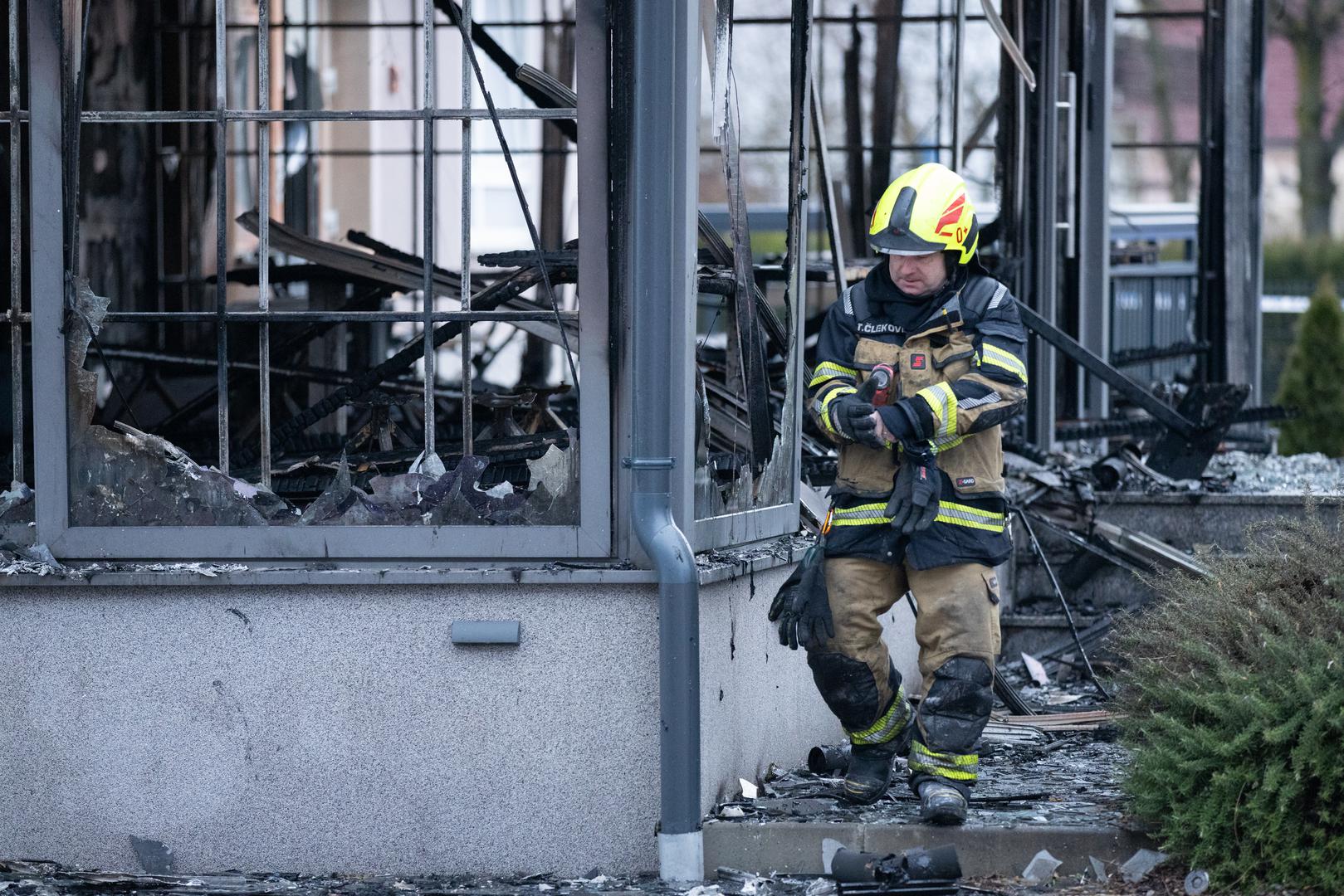 Vatrogasci su dojavu zaprimili u 4.57 sati, a vatra je zahvatila oko 150 četvornih metara prostora, dok je na krovu nastala manja materijalna šteta. 