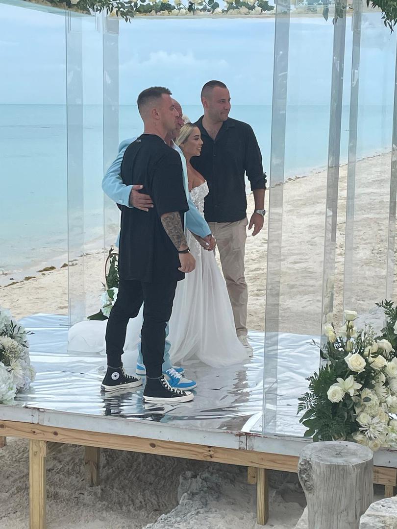 Par je imao dva vjenčanja, prvo je bilo u Bogoti, a nakon vjenčanja u mladenkinoj domovini vratili su se na Turks i Caicos, gdje se odvilo i drugo vjenčanje na koje su stigli i Marićevi sinovi, snaha, unuče i prijatelji iz Zagreba.