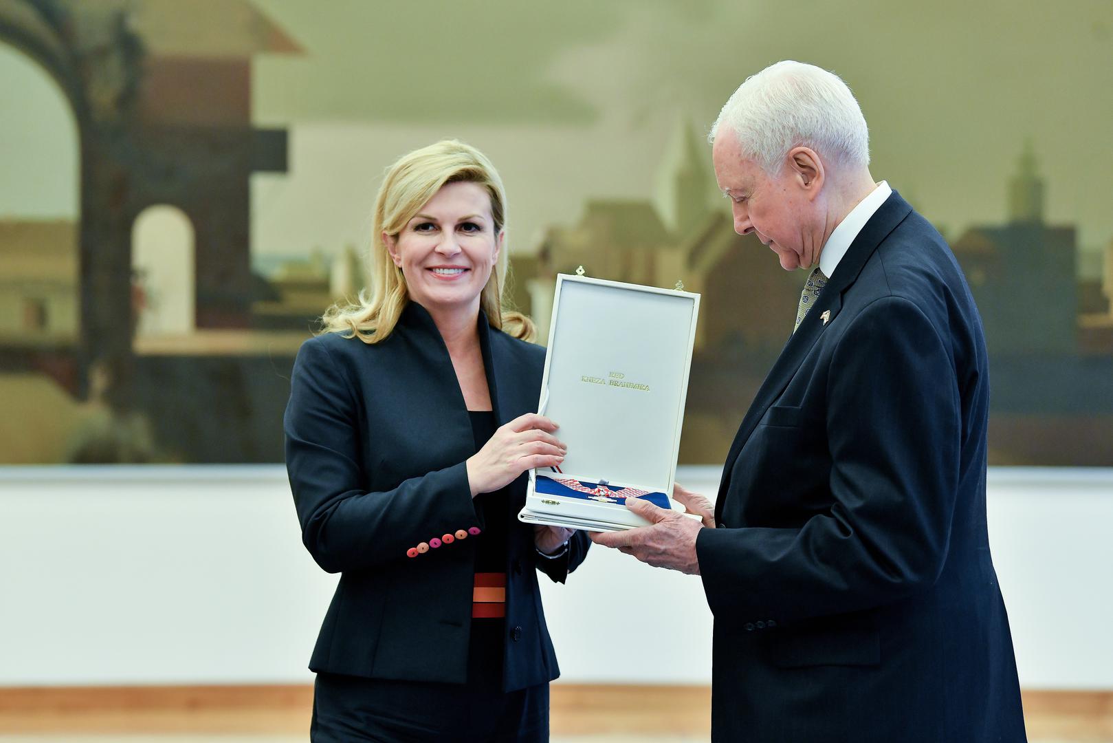 Predsjednica Kolinda Grabar-Kitarović odlikovala je senatora za doprinos ugledu Hrvatske u SAD-u.