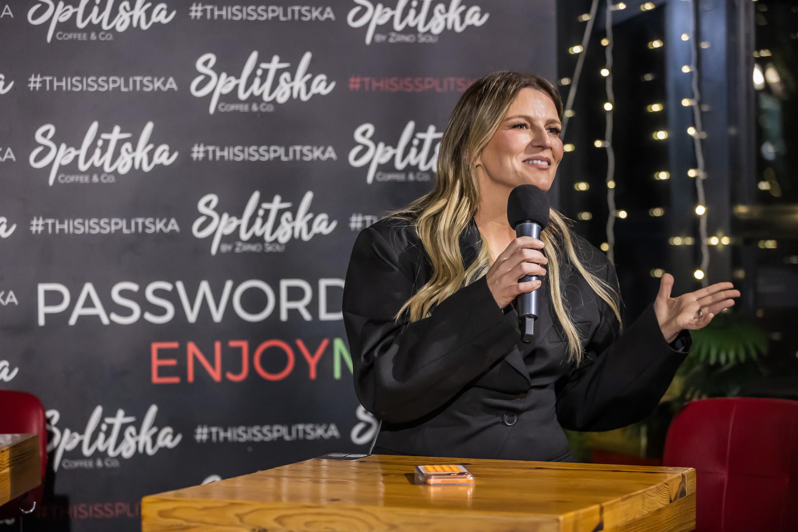 - Žalosno da se takvi primjeri daju ženama i čine ih frustriranima, jer gladuju, vježbaju, koriste tretmane i nemaju takve rezultate - dodala je na kraju Blaćina pratiteljica.