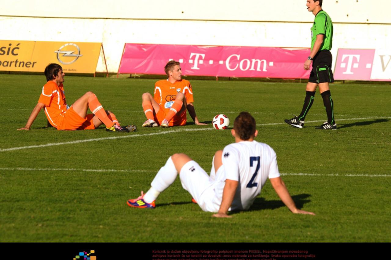 '29.10.2011., stadion Subicevac, Sibenik - Nogometna utakmica 13. kola MAXtv Prve lige, HNK Sibenik - NK Karlovac.  Zbog neisplate nekoliko placa igraci Sibenika i Karlovca dvije minute sjedili na tra