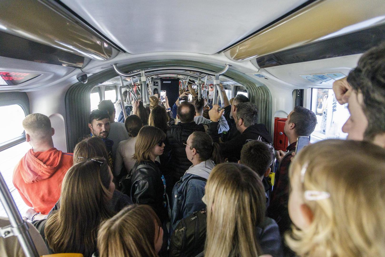 Ekipa je u tramvaj broj 12 ušla na okretištu Ljubljanica te svirala neko vrijeme.  