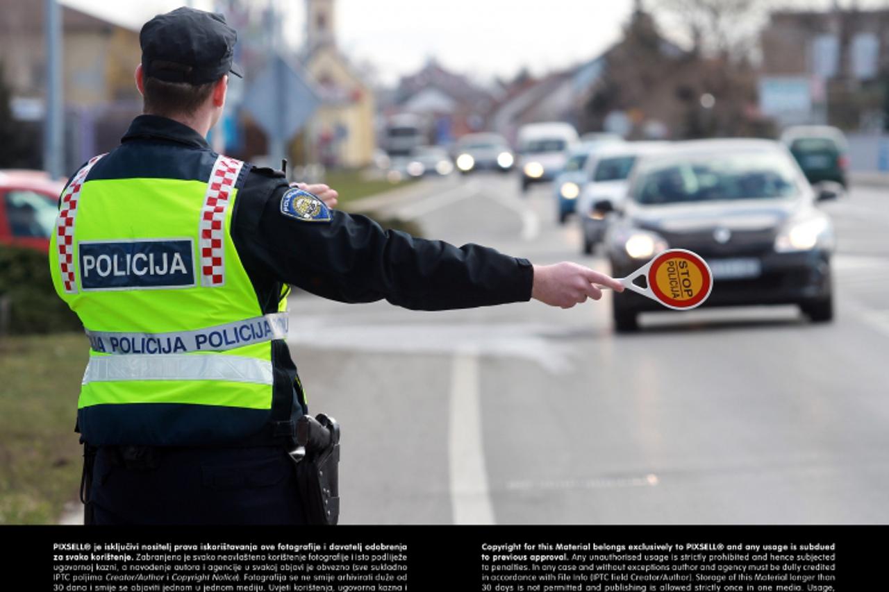 '08.03.2013., Optujska ulica, Varazdin - Povodom medjunarodnog dana zena, varazdinska policija savjesnim vozacicama darivala je ruze.  Photo: Marko Jurinec/PIXSELL'