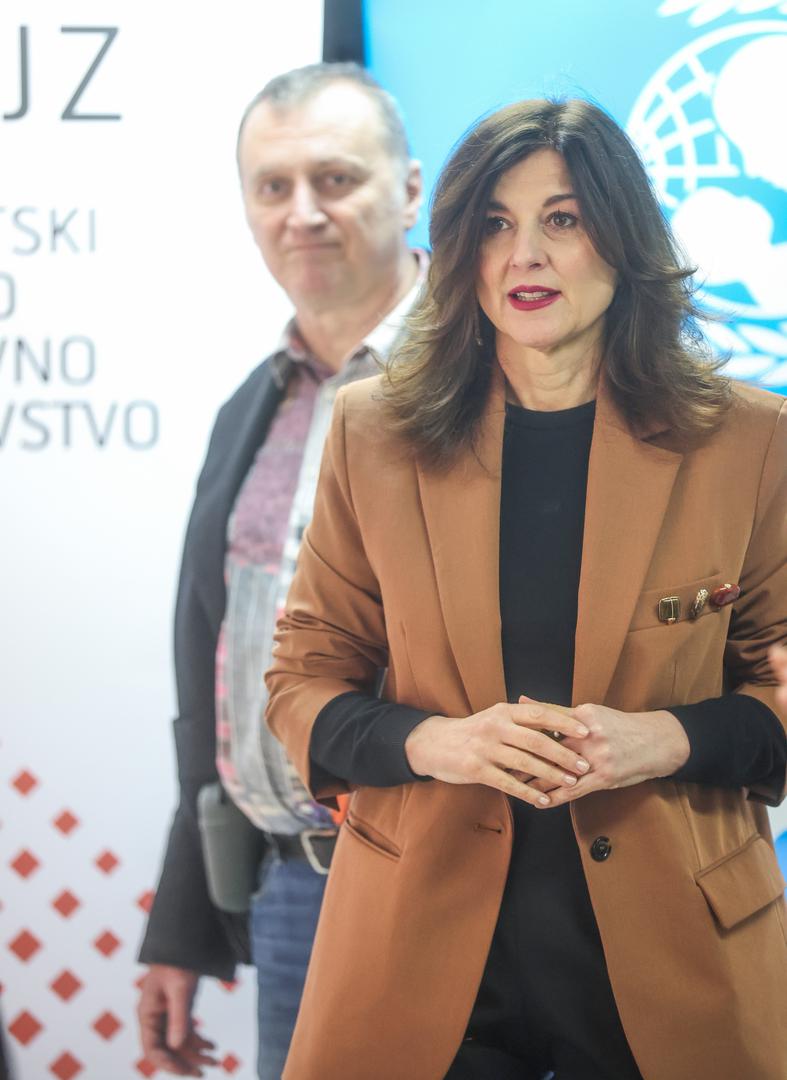 Sanja Musić Milanović, prva dama Hrvatske i voditeljica Službe za promicanje zdravlja pri Hrvatskom zavodu za javno zdravstvo, prisustvovala je u Zagrebu važnom događaju povodom obilježavanja Svjetskog dana debljine. Riječ je o predstavljanju publikacije "Dijete na prvom mjestu - Smjernice za medijsko izvještavanje i javnu komunikaciju o dječjem zdravlju i debljini kod djece", a prva dama je, kao i uvijek, plijenila pozornost svojim elegantnim i promišljenim stilom. Za ovu je prigodu odabrala kombinaciju koja na prvi pogled djeluje klasično i poslovno, no upravo je detaljima pokazala zašto slovi za jednu od najbolje odjevenih Hrvatica.