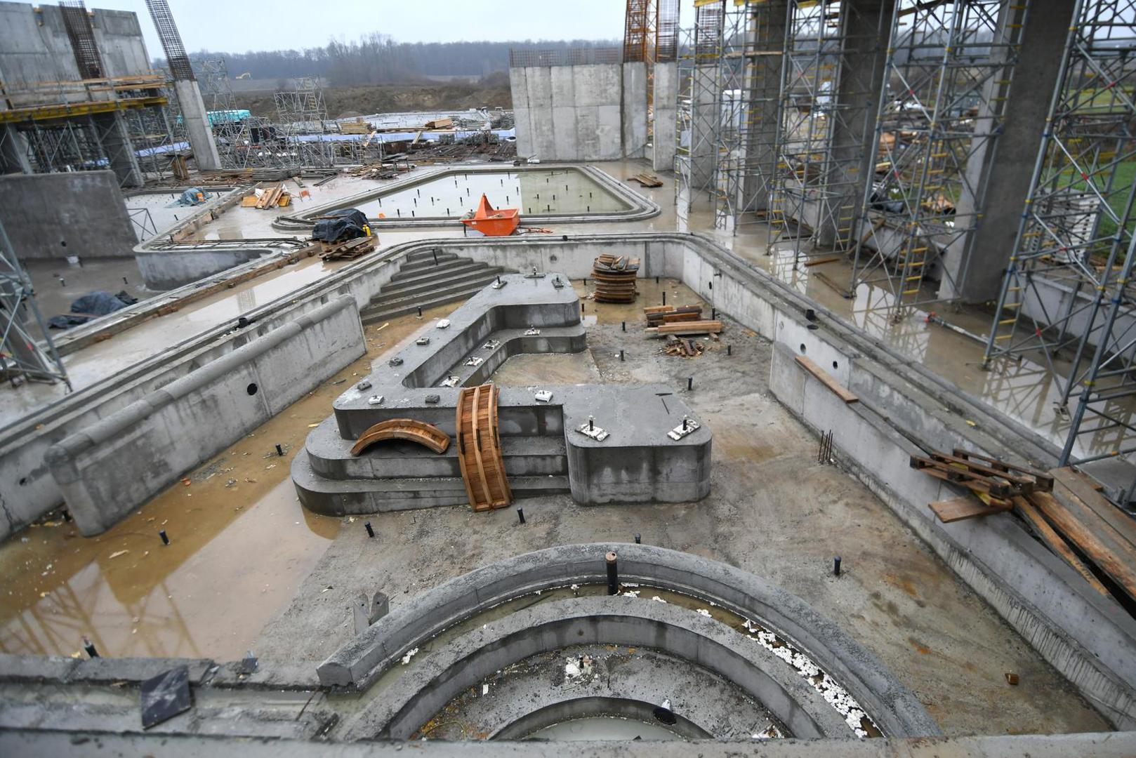 Najveći projekt u povijesti Bjelovara sve jasnije poprima svoje konture. Geotermalni sportsko-rekreacijski park Wellovar, vrijedan čak 42 milijuna eura, gradi se punom parom i već sada se nameće kao budući najmoderniji termalni bazenski kompleks u Hrvatskoj. Posebnost projekta je potpuna energetska samoodrživost, zahvaljujući korištenju geotermalne vode i Sunčeve energije.