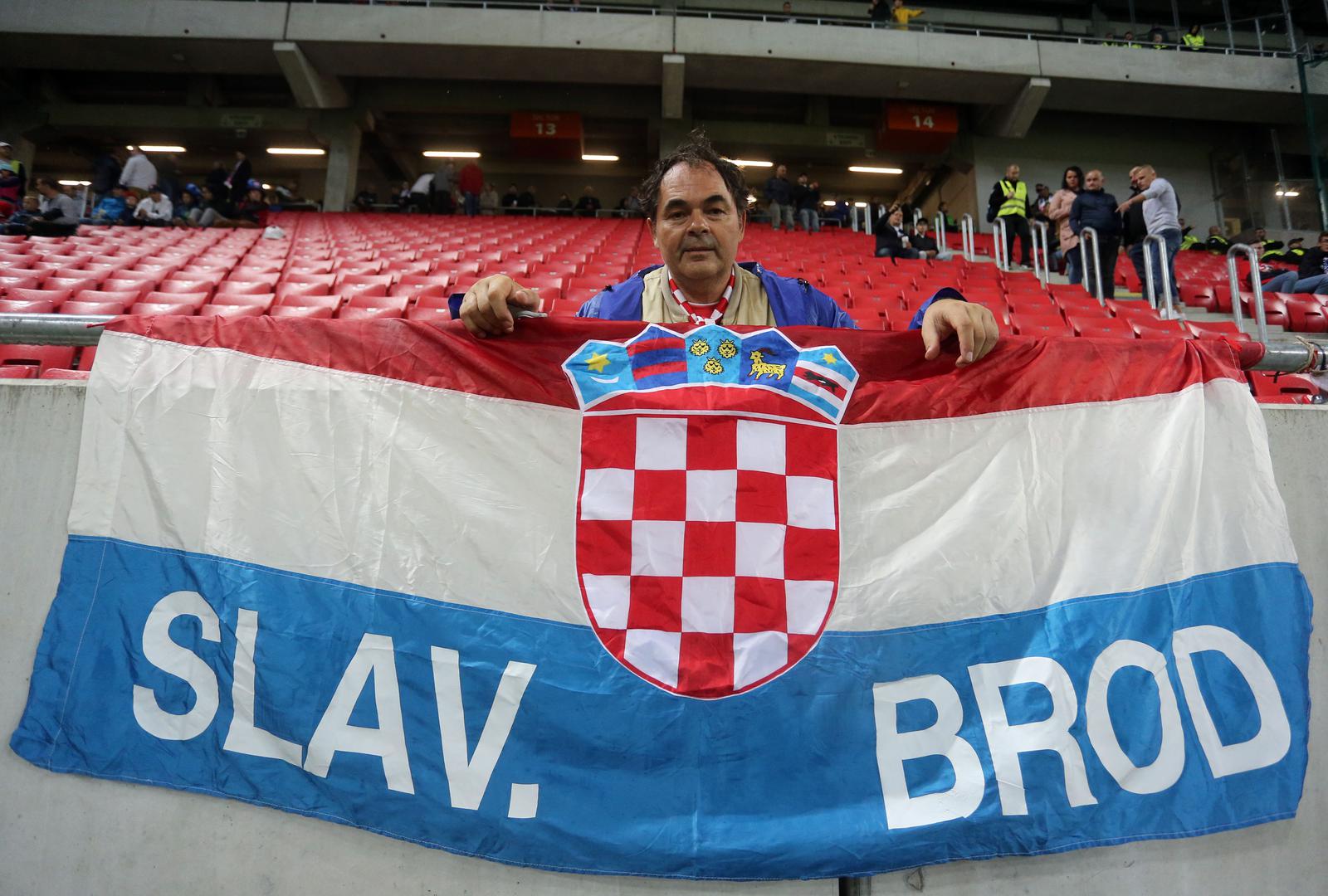 Navodno ih je još dio uspio nabaviti ulaznice, pa sa sigurnošću možemo utvrditi da će preko dvije tisuće grla večeras boditi Vatrene.