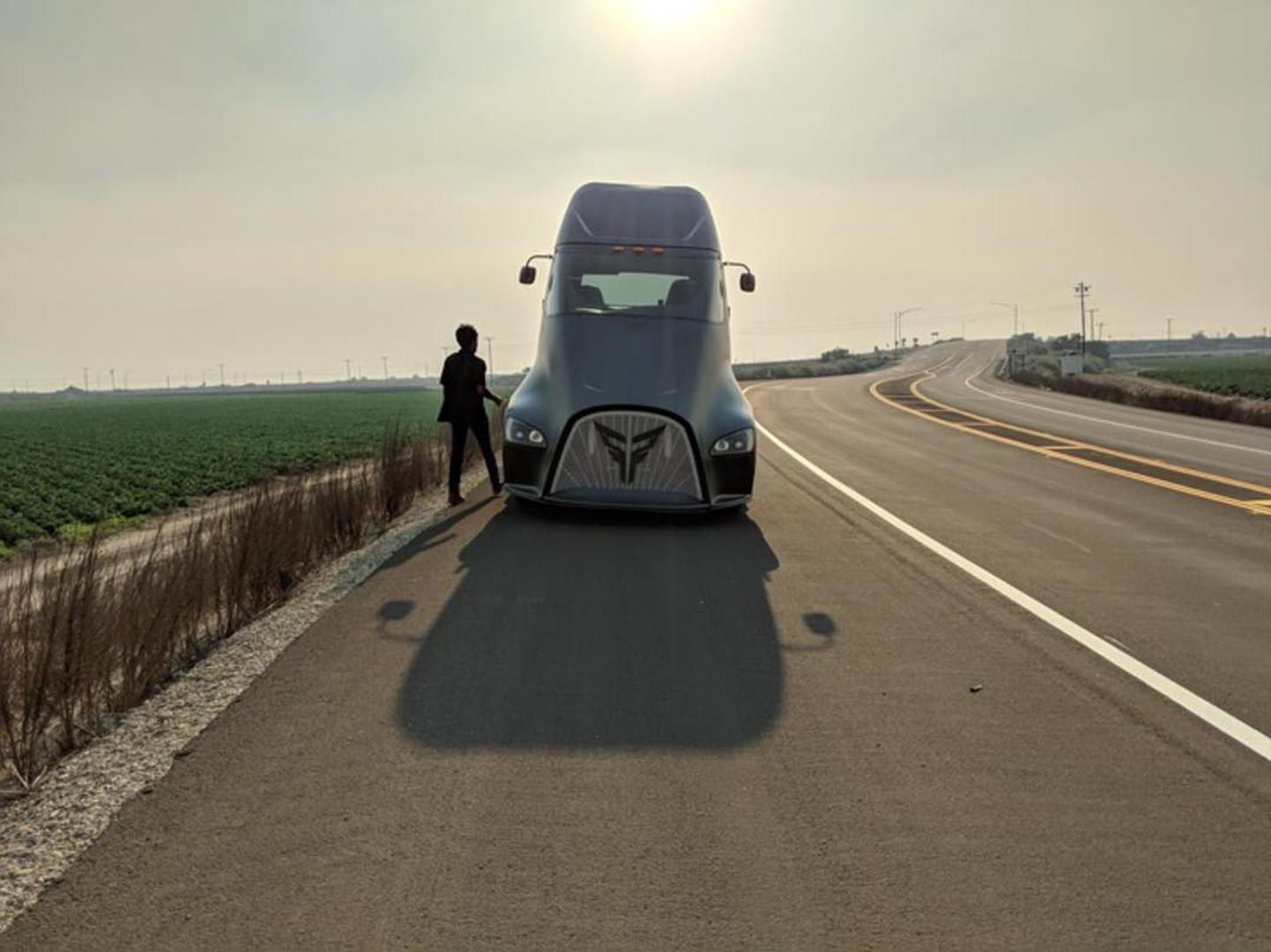 Njihov tegljač ET-One s jednim punjenjem može prijeći 300 milja (oko 480 km) s teretom od oko 36.000 kg, a sprema se i jeftinija verzija s dosegom od 100 milja.