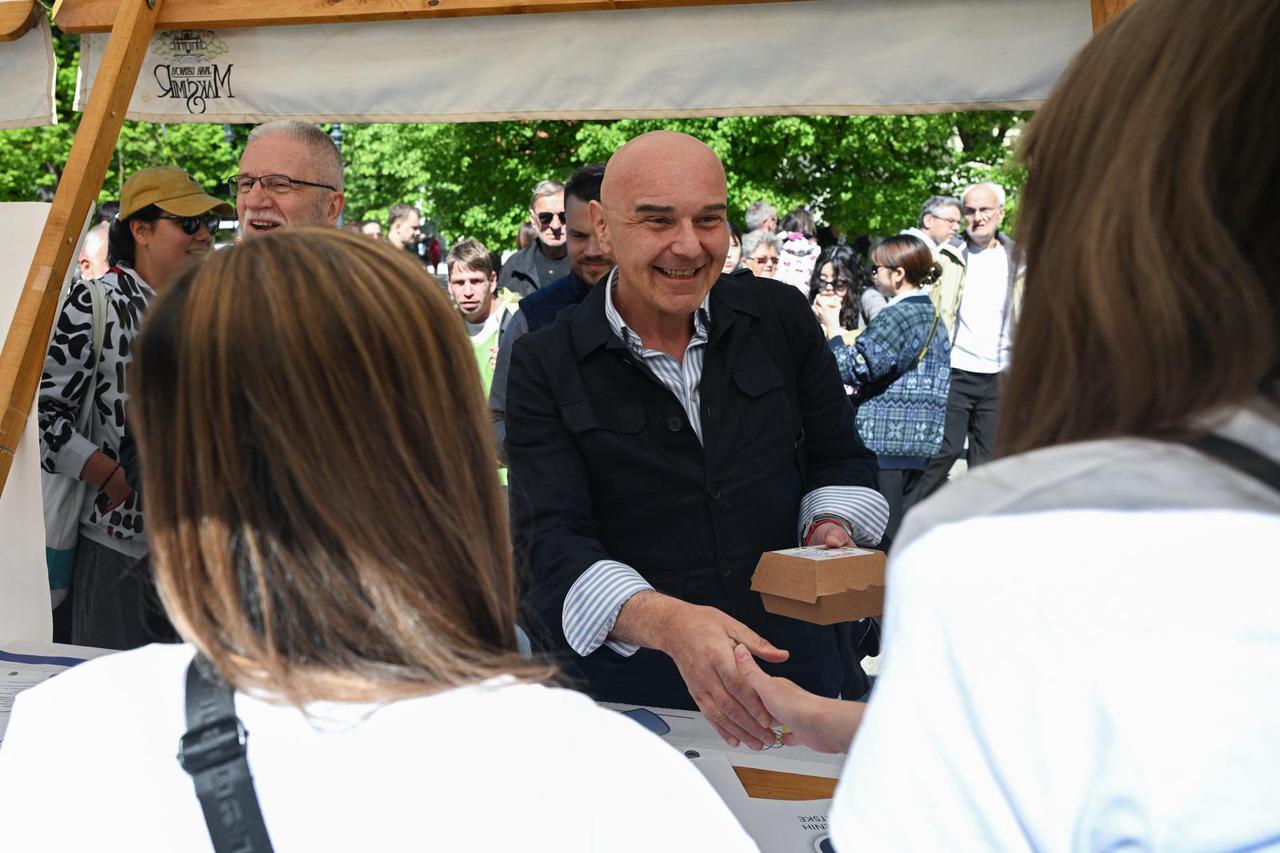 Zagreb: Ministar Ružić posjetio je štand sindikata 