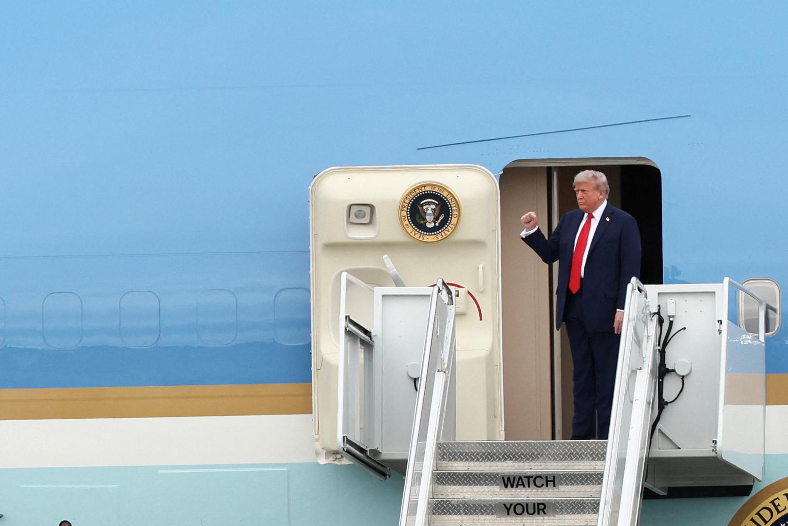 Nakon što su zrakoplovi zatvorenih vrata stajali neko vrijeme na pisti, Trump je prvi izašao iz Air Force Onea, ali vrlo brzo nakon toga i Putin iz aviona ruske vlade. Tijekom puta avionom Air Force One Trump je kazao da "neće biti sretan" ako se na samitu ne dogovori prekid vatre u Ukrajini.