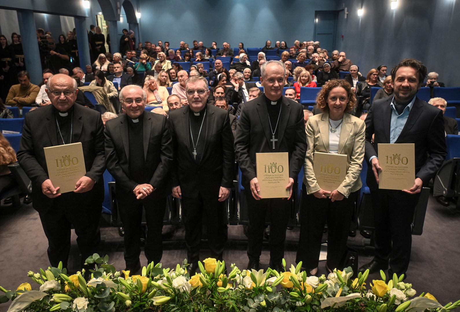 U monografiji, čiji je izdavač Hrvatska biskupska konferencija, a nakladnik Glas Koncila, skupljeni su događaji koji svjedoče kako je sadašnji naraštaj proslavio jedanaest stoljeća svoje povijesne i crkvene baštine. Nova monografija nastala je kao plod nacionalnih jubilejskih događanja Svete godine 2025. Riječ je o reprezentativnom izdanju koje u riječi i slici na više od 300 stranica donosi pregled događaja koji su okupili hrvatski narod uz važan jubilej, istaknuo je nakladnik