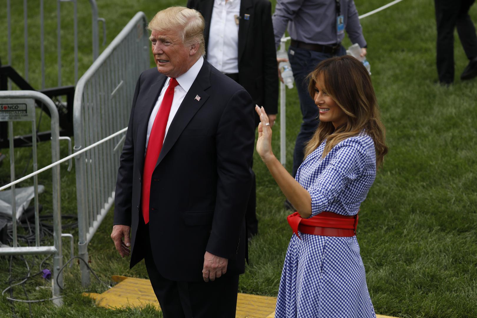 Haljinu u bojama američke zastave s popularnim gingham-uzorkom potpisuje Ralph Lauren, a stoji oko 17.600 kuna.

