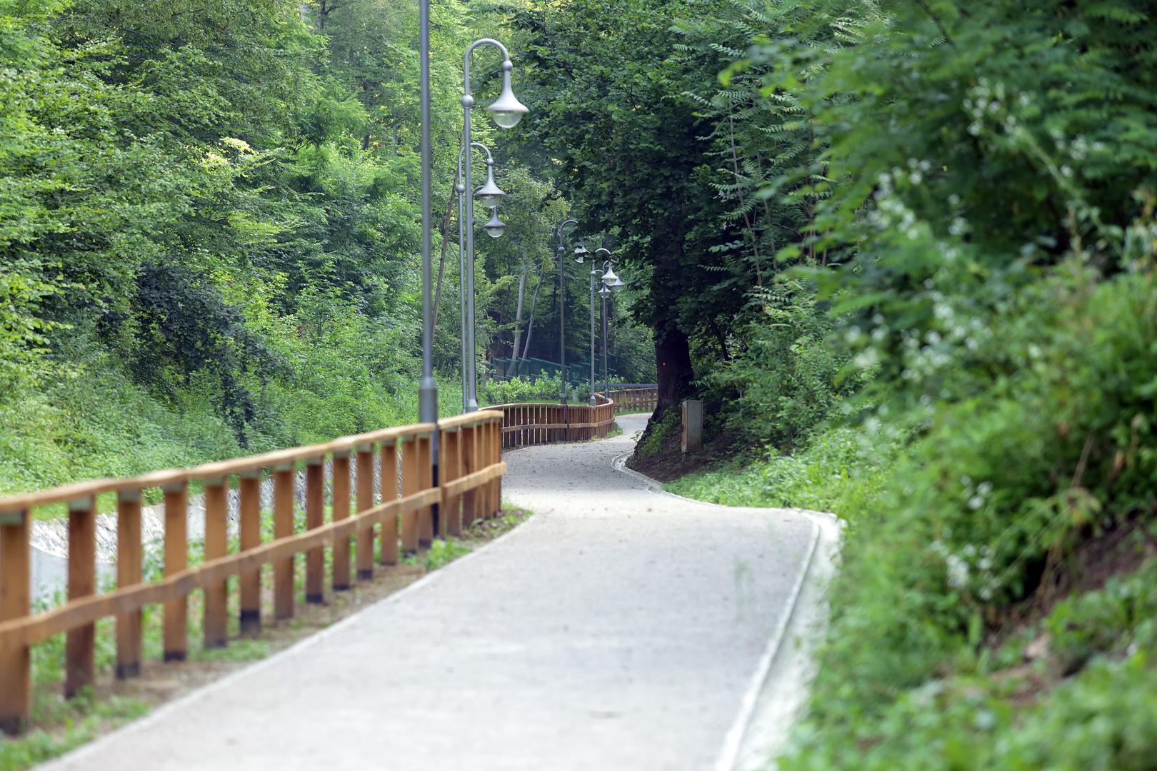 A šetnica koja Cmrok spaja s Ilicom, Dubravkin put, savršena je za šetnju i vožnju biciklom. 