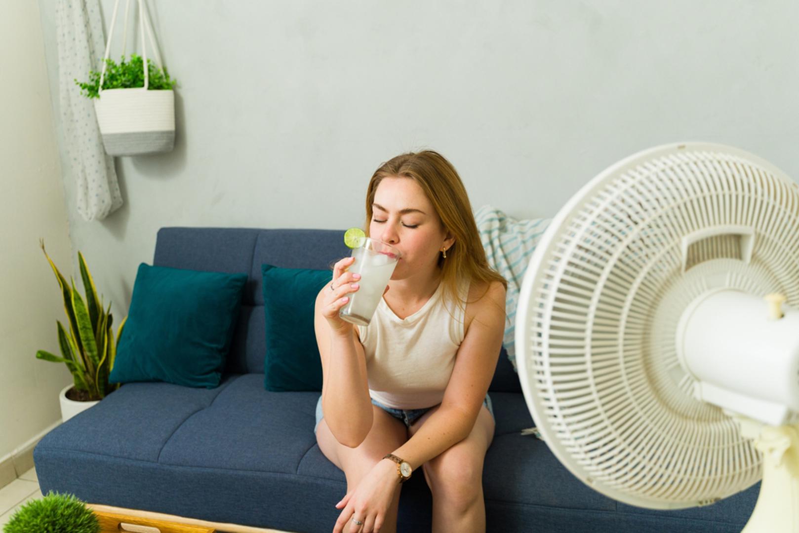 Nije se lako nositi s velikim vrućinama, a kada temperature rastu iz dana u dan, teško je koncentrirati se na bilo što drugo jer osjećaj sparine i iscrpljenosti postaje sve intenzivniji. Iako klima-uređaji mogu pomoći, organizam je potrebno rashladiti i iznutra, a to možete postići uz ovih pet jednostavnih, osvježavajućih i ukusnih pića. Tijekom visokih temperatura posebno je važno unositi dovoljno tekućine kako biste izbjegli dehidraciju, iscrpljenost i druge zdravstvene tegobe povezane s dugotrajnim boravkom na vrućini. Voda je uvijek najbolji izbor, no postoje i brojni hranjivi napitci koji mogu pomoći rashladiti organizam, osvježiti vas i pružiti dodatnu energiju tijekom toplih ljetnih dana.