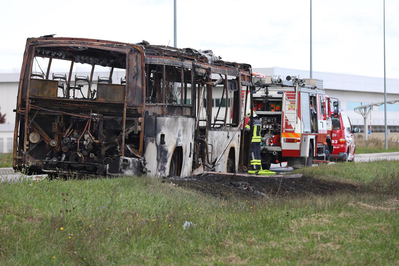 U poduzetničkoj zoni Jalžabet izgorio autobus, nema ozlijeđenih