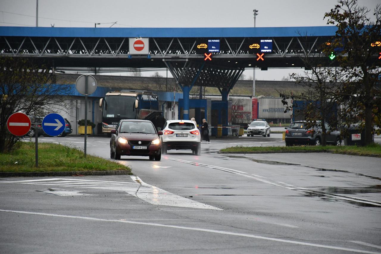 Slavonski Šamac: Policija zapriječila prolaz traktorima prema graničnom prijelazu