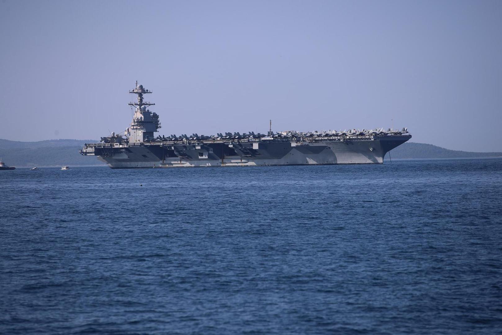 26.06.2023.,Split - Ponos americke mornarice, najmoderniji nosac zrakoplova na nuklearni pogon "USS Gerald R. Ford" uplovio je jutros u Split.Golemi brod, koji privlaci poglede Splicana i turista, najveci je ratni brod u povijesti. Dugacak je više od 330, a visok 76 metara, poput solidnog nebodera, s 25 paluba. Gradnja je stajala 12,8 milijardi dolara, a jos je 4,7 milijardi utroseno za istrazivanje i razvoj. Moze nositi 75 zrakoplova. Posadu, ukljucujuci zrakoplovno osoblje, cini 4500 ljudi. Photo: Zvonimir Barisin/PIXSELL