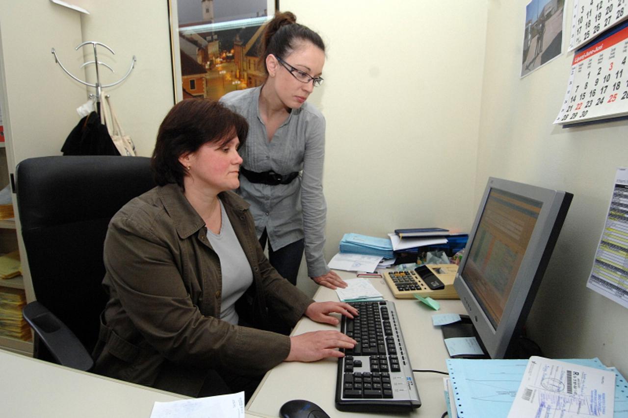 '29.04.2010., Cakovec- Radnici na javnim radovima gradske uprave grada Cakovca.    Photo: Vjeran Zganec-Rogulja/PIXSELL'