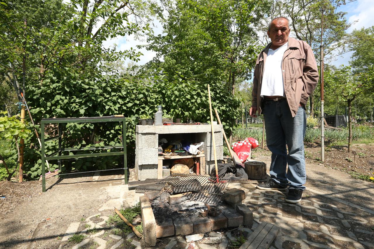 17.04.2017., Zagreb - Stanovnici Savice proveli uskrsnji ponedjeljak druzeci se sa svojim susjedima korisnicma gradskih vrtova. DKS_56154504  Photo: Robert Anic/PIXSELL