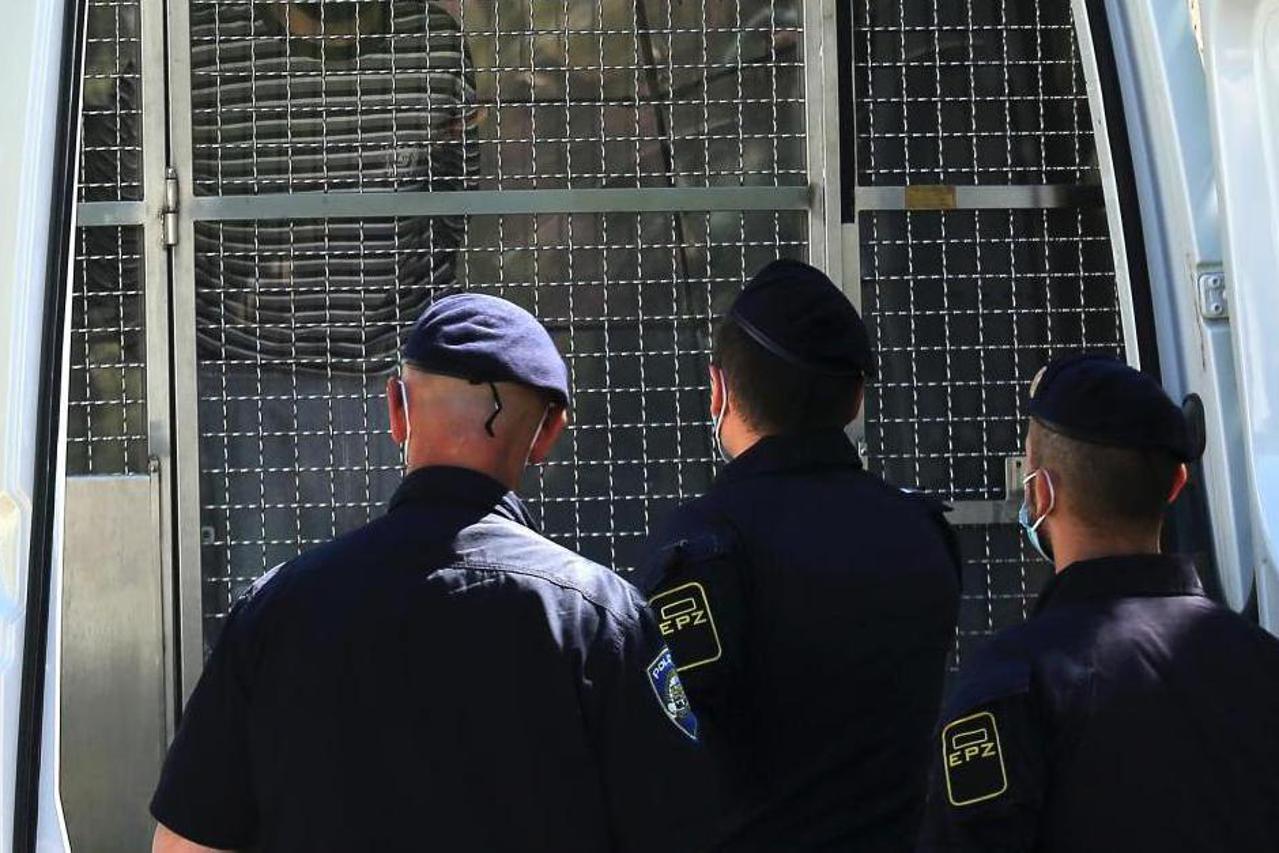 Policija dovodi osumnjičenog za ubojstvo u kuću u Gaćeleze kako bi se rekonstruirao događaj