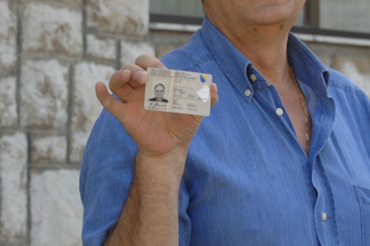\'19.05.2009.Ljubuski - Branimir Glavas u Ljubuskom je podigao osobnu iskaznicu, prolaznici ga pozdravljali na ulici i cafe baru bell ami gdje voli popiti kavicu       Photo: Zoran Grizelj/Vecernji li