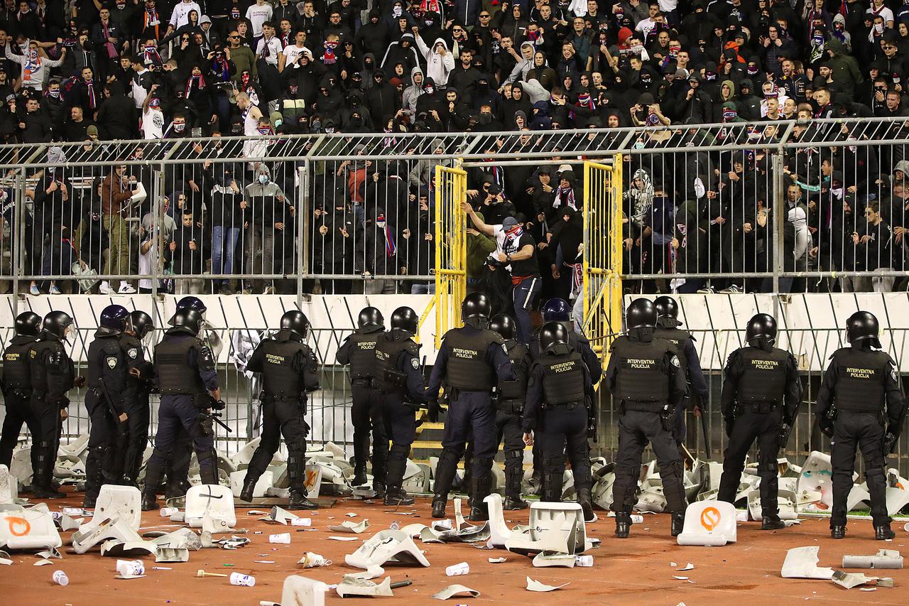 Kaos na Poljudu: Torcida upala na teren, igra?i pobjegli u tunel! Specijalci tjerali huligane