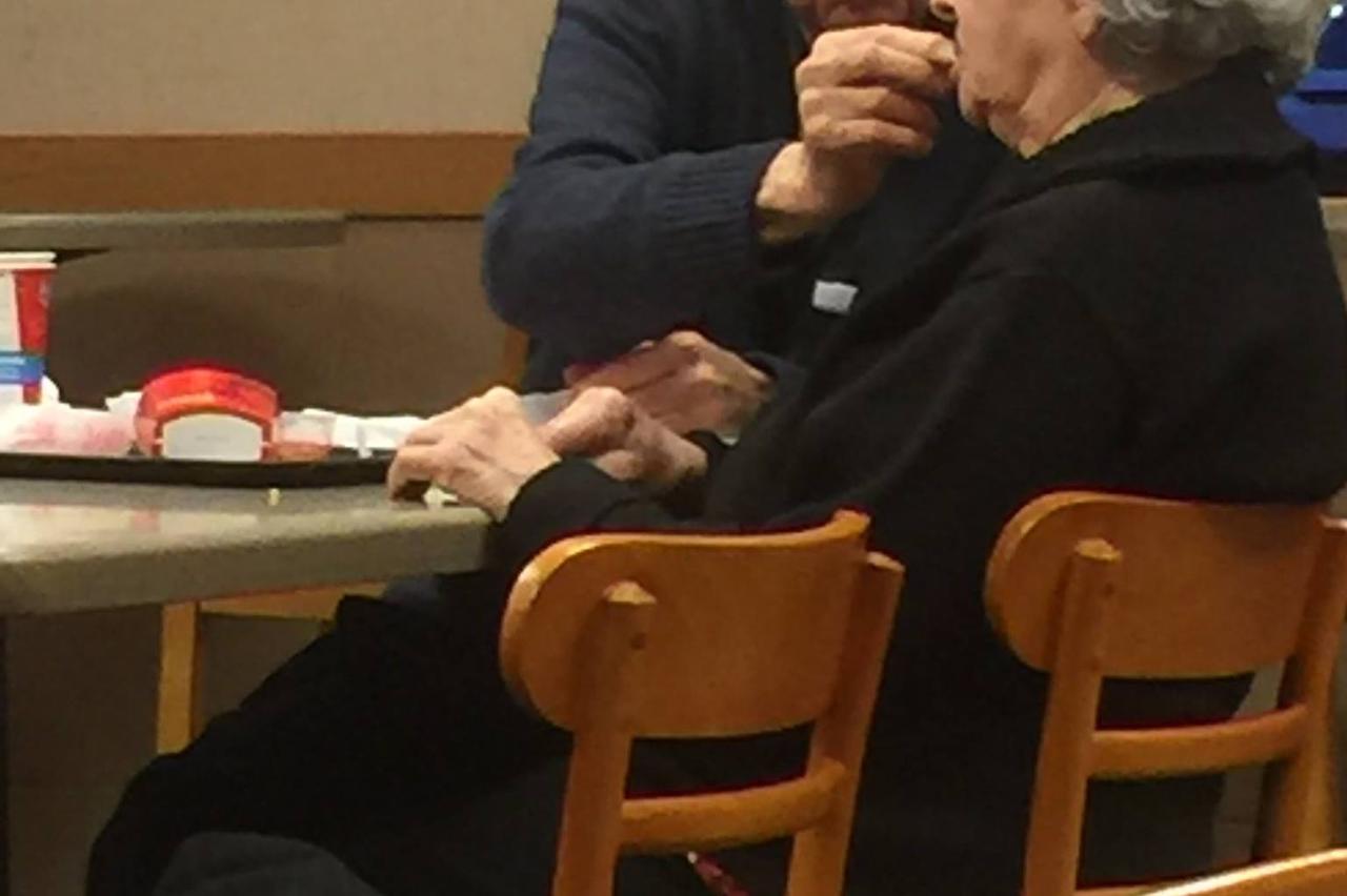 Muškarac (96) hrani svoju suprugu (93) koja boluje od Alzheimera