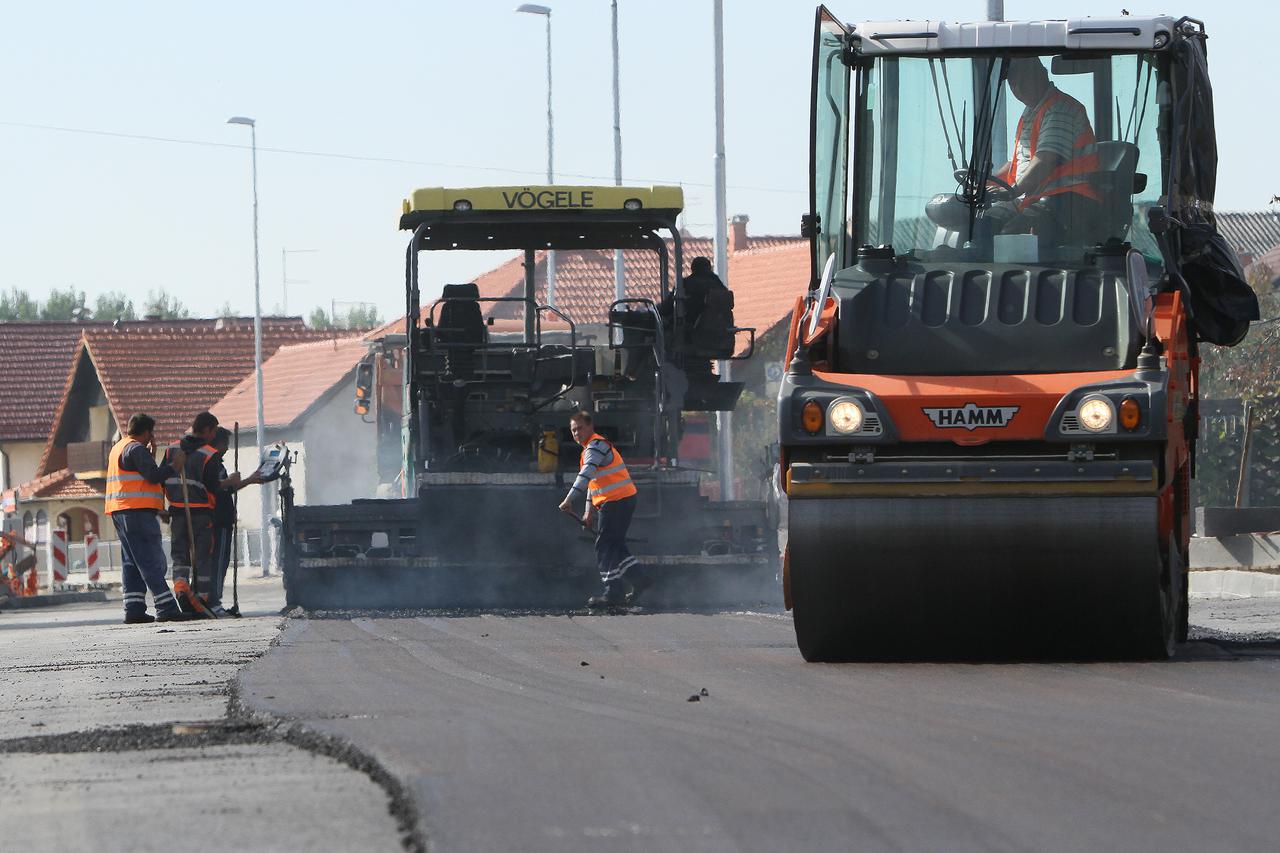 18.10.2013., Koprivnica - Radnici Poduzeca za ceste Varazdin ce danas i sutra asfaltirati veci dio Starogradske ulice koja je vec nekoliko mjeseci zatvorena za sav promet zbog potpune obnove podzemne i nadzemne komunalne infrastrukture i javne rasvjete. N