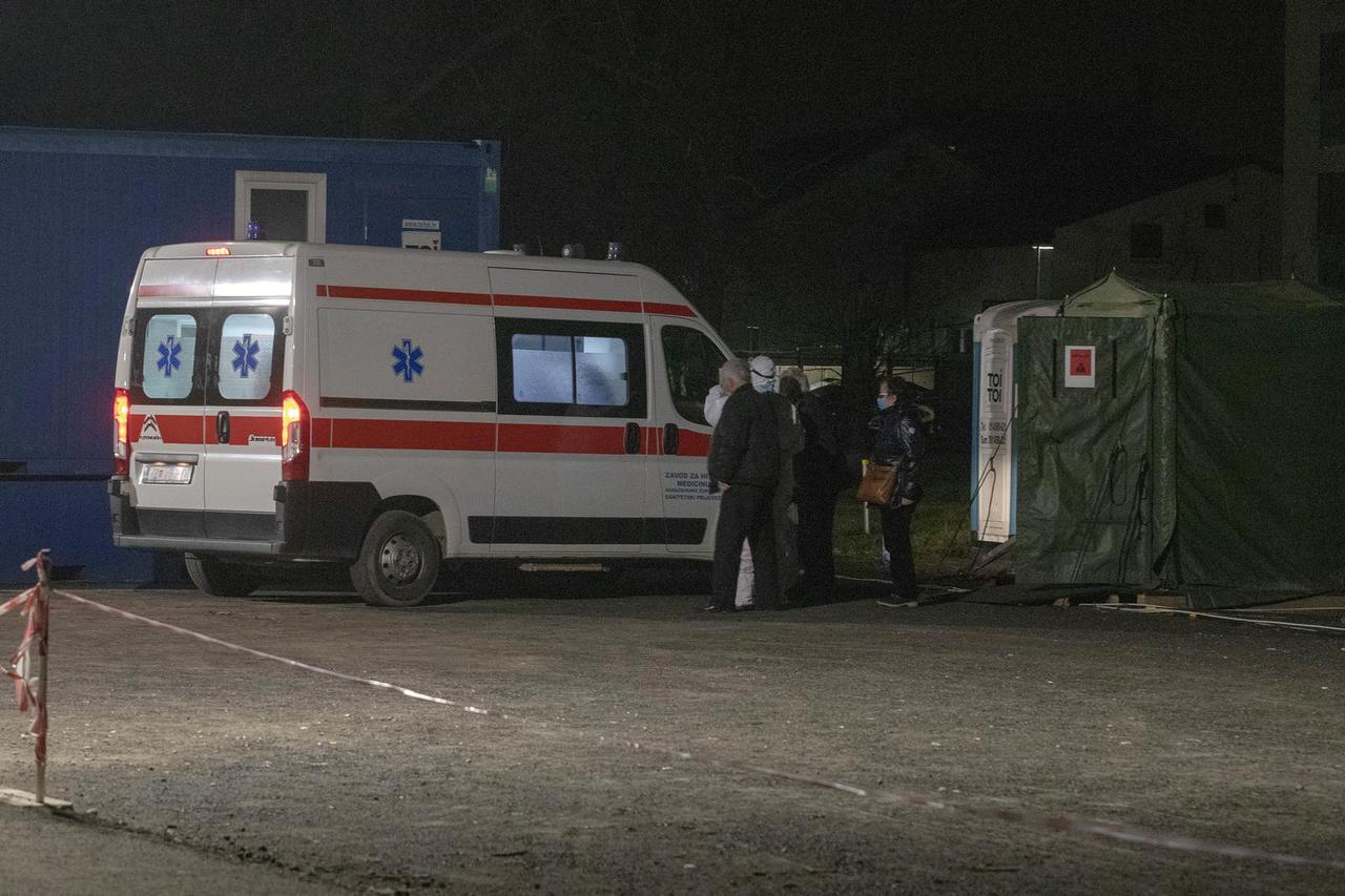 Varaždin: Šatori u krugu Opće bolnice služe kao čekaonice za bolesnike koje odvoze dalje