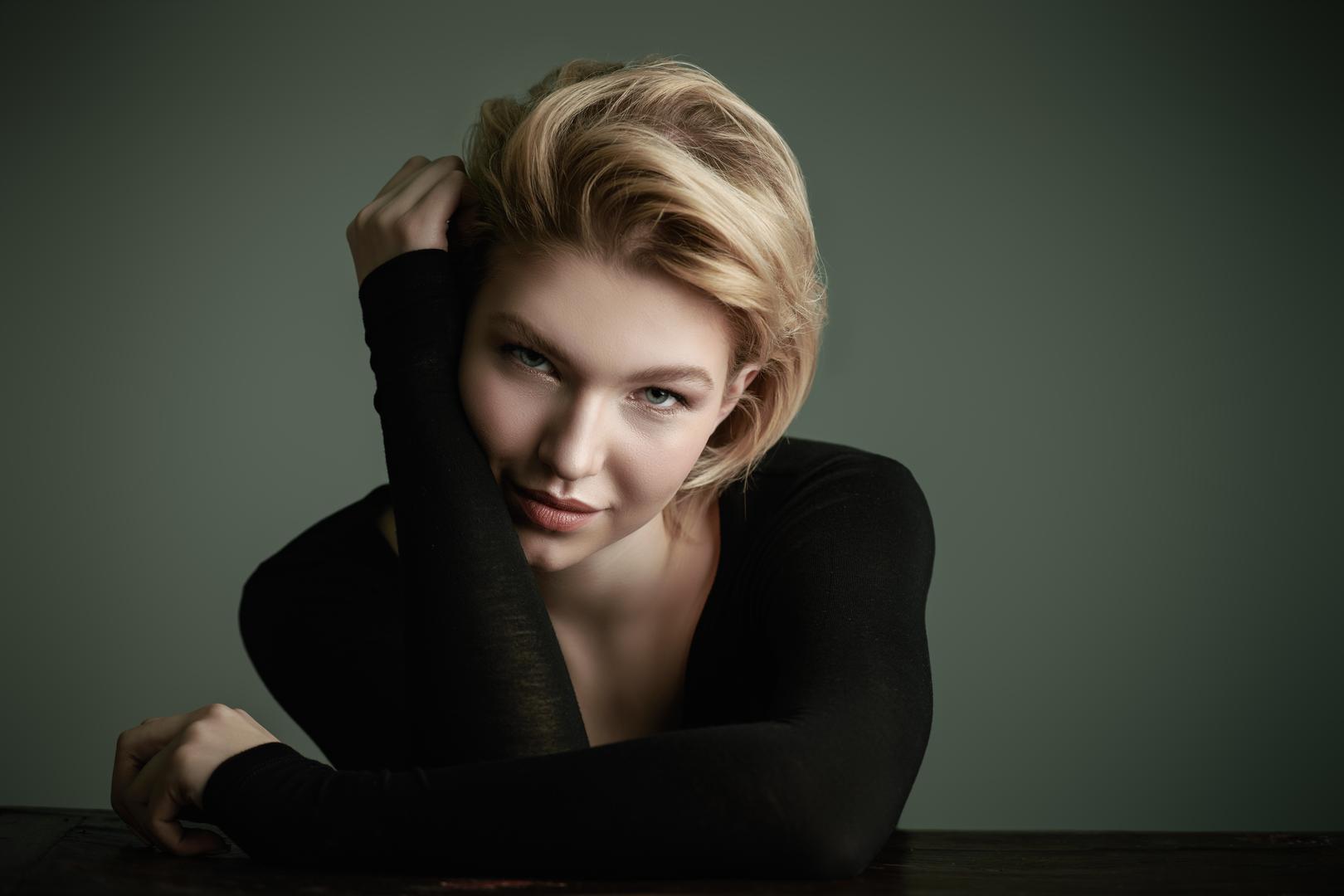 Pojam "zločest" u astrologiji obuhvaća širok spektar osobina, od zaigrane drskosti i duhovitih podvala pa sve do proračunate manipulacije i želje za osvetom. Neki znakovi jednostavno vole biti u centru pažnje i zabavljati druge, dok drugi koriste svoju inteligenciju i lukavost kako bi ostvarili skrivene ciljeve. 