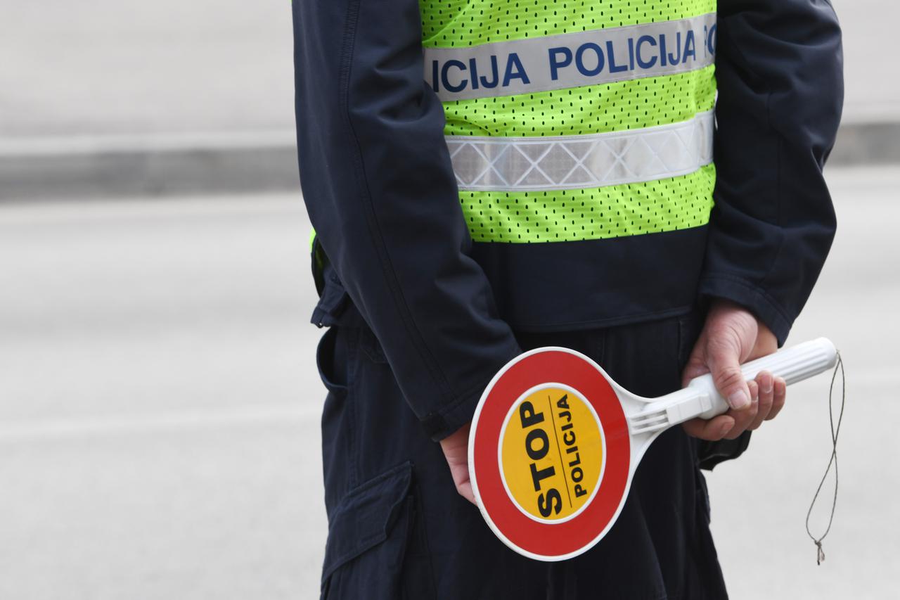 Šibenik: Policija zaustavljala vozačice i dijelila im ruže povodom Dana žena