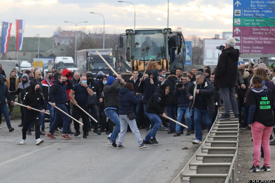 Šabac: Tijekom blokade prometnica sukobili se prosvjednici i pripadnici Srpske napredne stranke