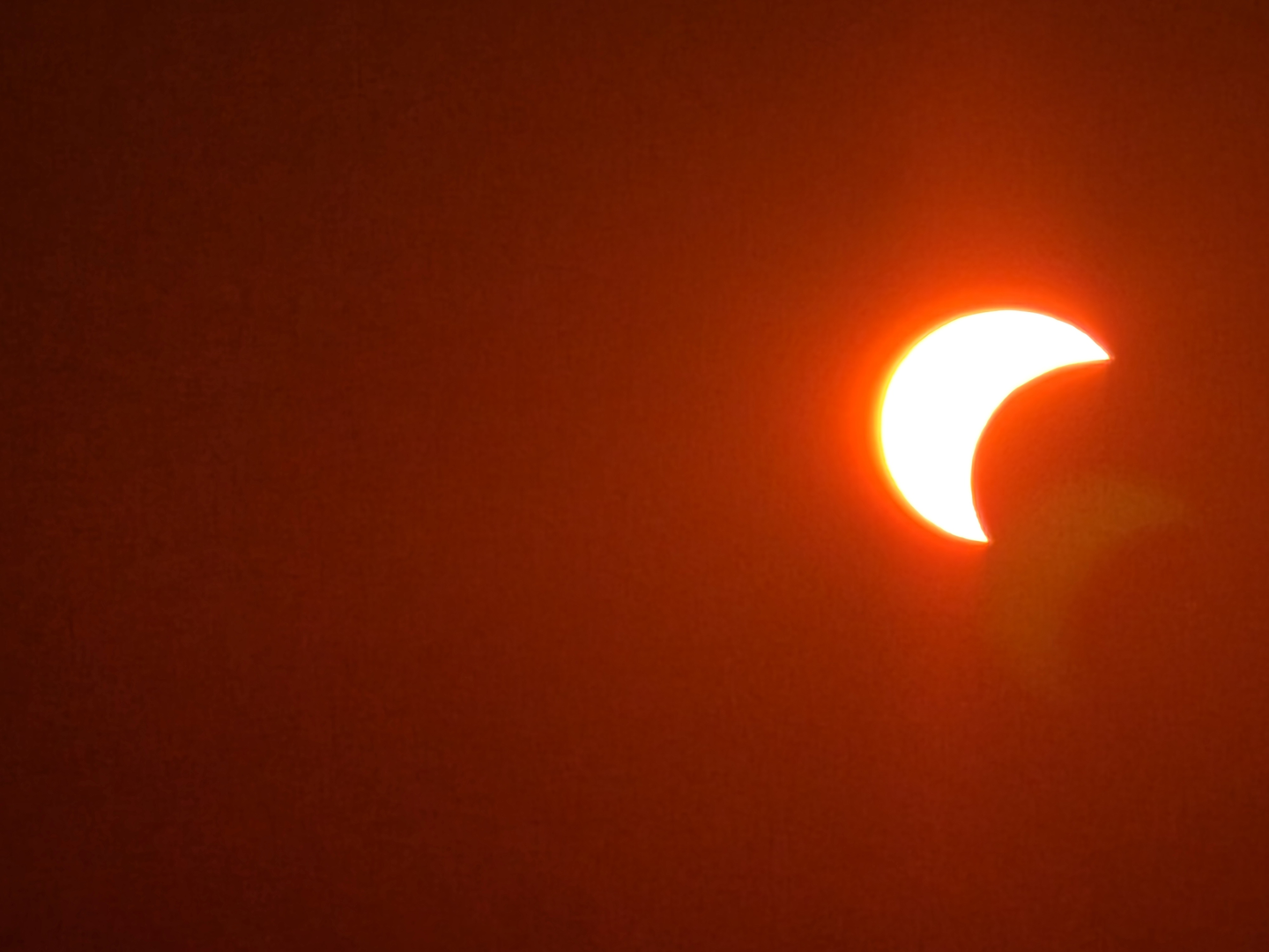 Važno je podsjetiti da se Sunce tijekom djelomične pomrčine ne smije gledati golim okom. Za sigurno promatranje potrebno je koristiti certificirane zaštitne naočale jer izravno gledanje može ozbiljno oštetiti mrežnicu.