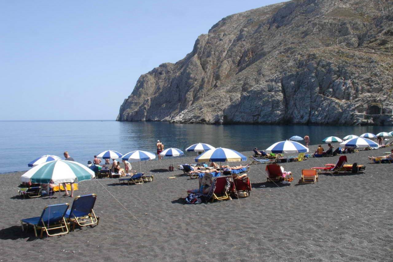 'black_beach_in_kamari_santorini1'