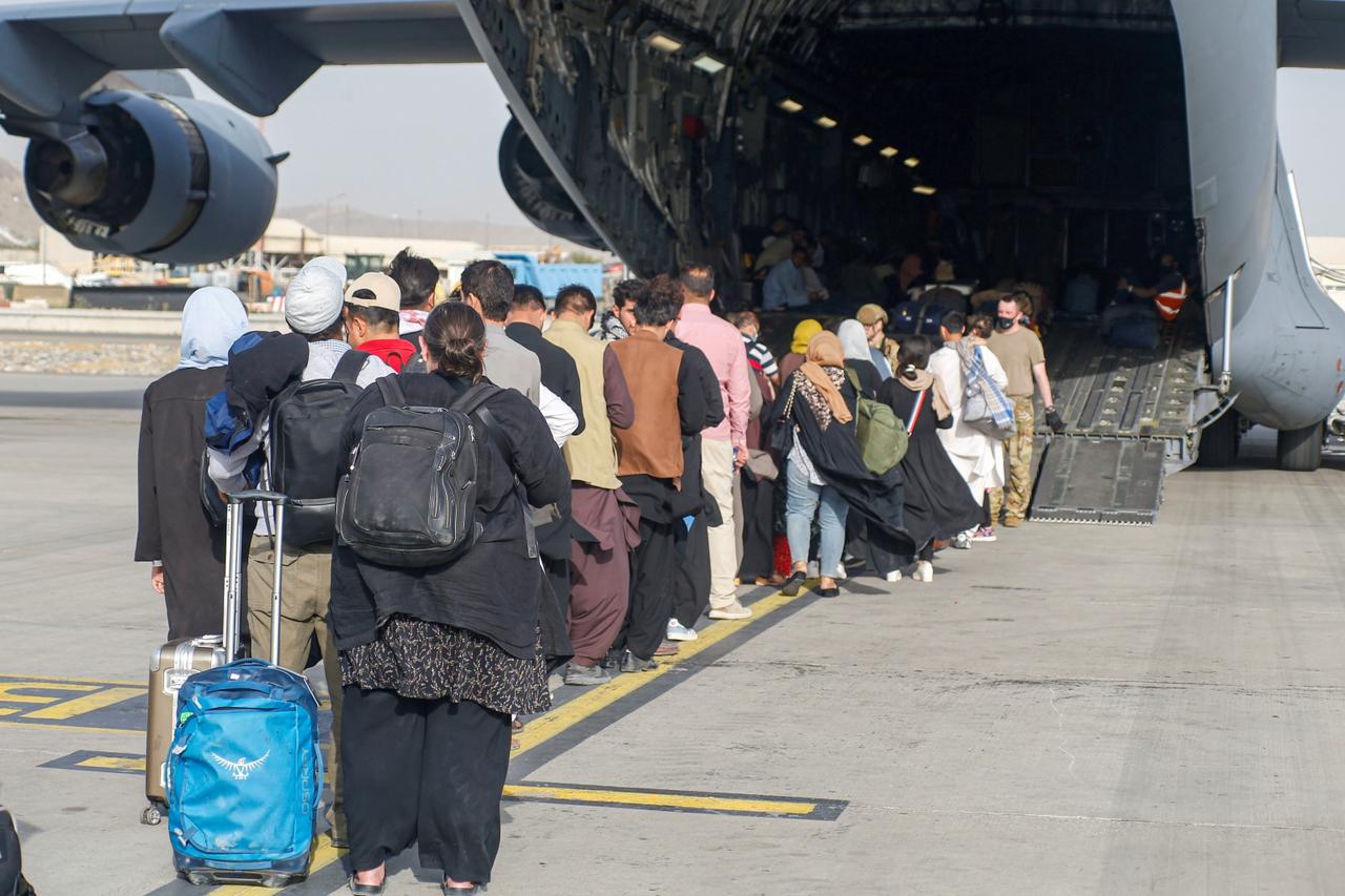 Tisuće Afganistanaca čekaju ukrcaj u zrakoplove u Kabulu kako bi pobjegle što dalje od talibanske vlasti