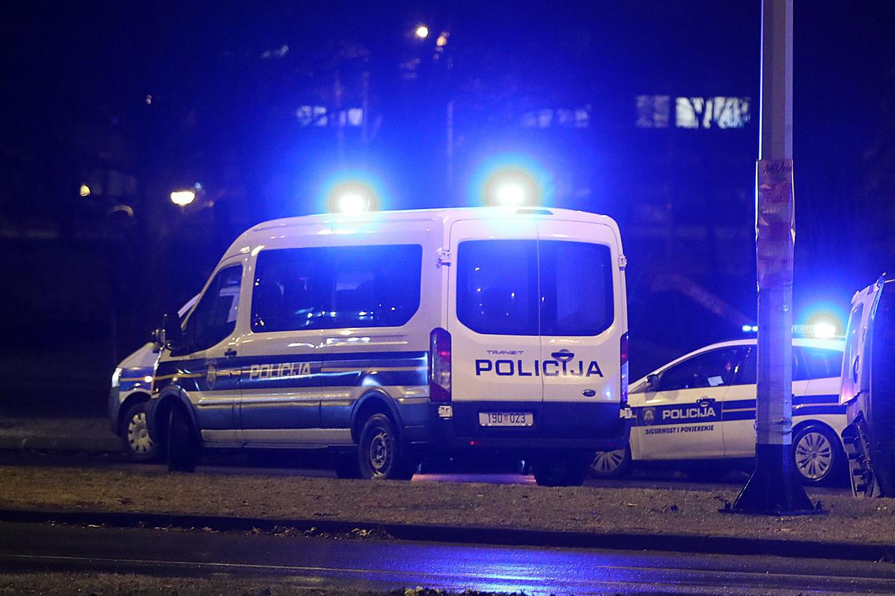 Policijski automobil sudjelovao u nesreći, dvije osobe ozlijeđene