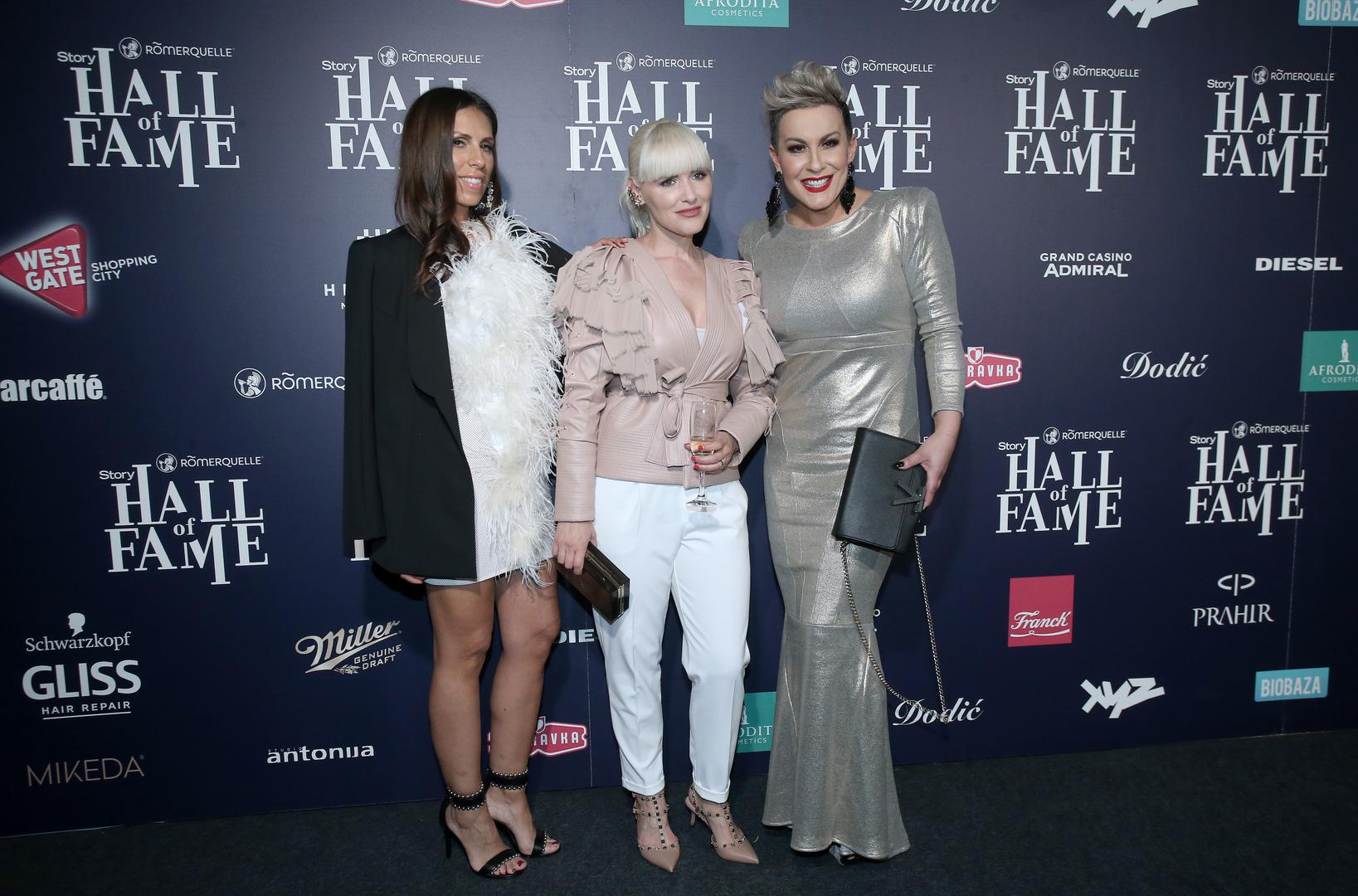 Nikad dužim crvenim tepihom ovogodišnjeg Hall of Famea među prvima su prošetale Maja Šuput, Jelena Perčin, Tony Cetinski, Jelena Rozga, Indira Levak i mnogi drugi poznati.