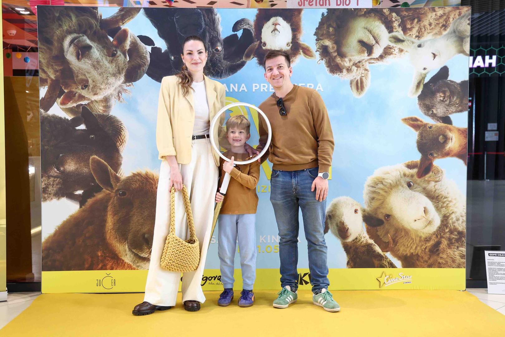 Iva Šimić Šakoronja i Matija Šakoronja sa sinom Tomom 