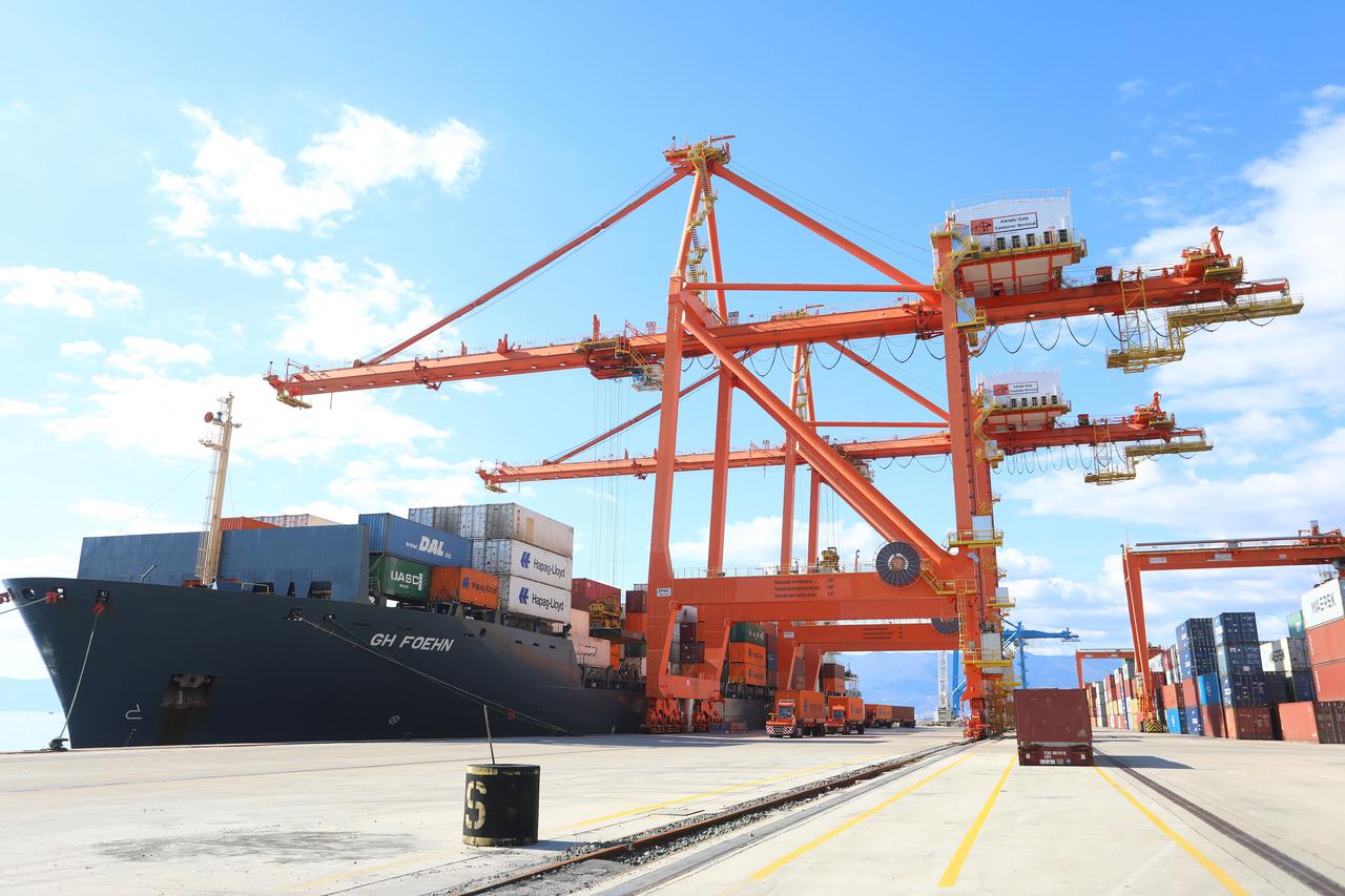 Reportaza iz Luke Rijeka i predstavnicima tvrtke Securitas koja vodi osiguranje i nadzor luke.