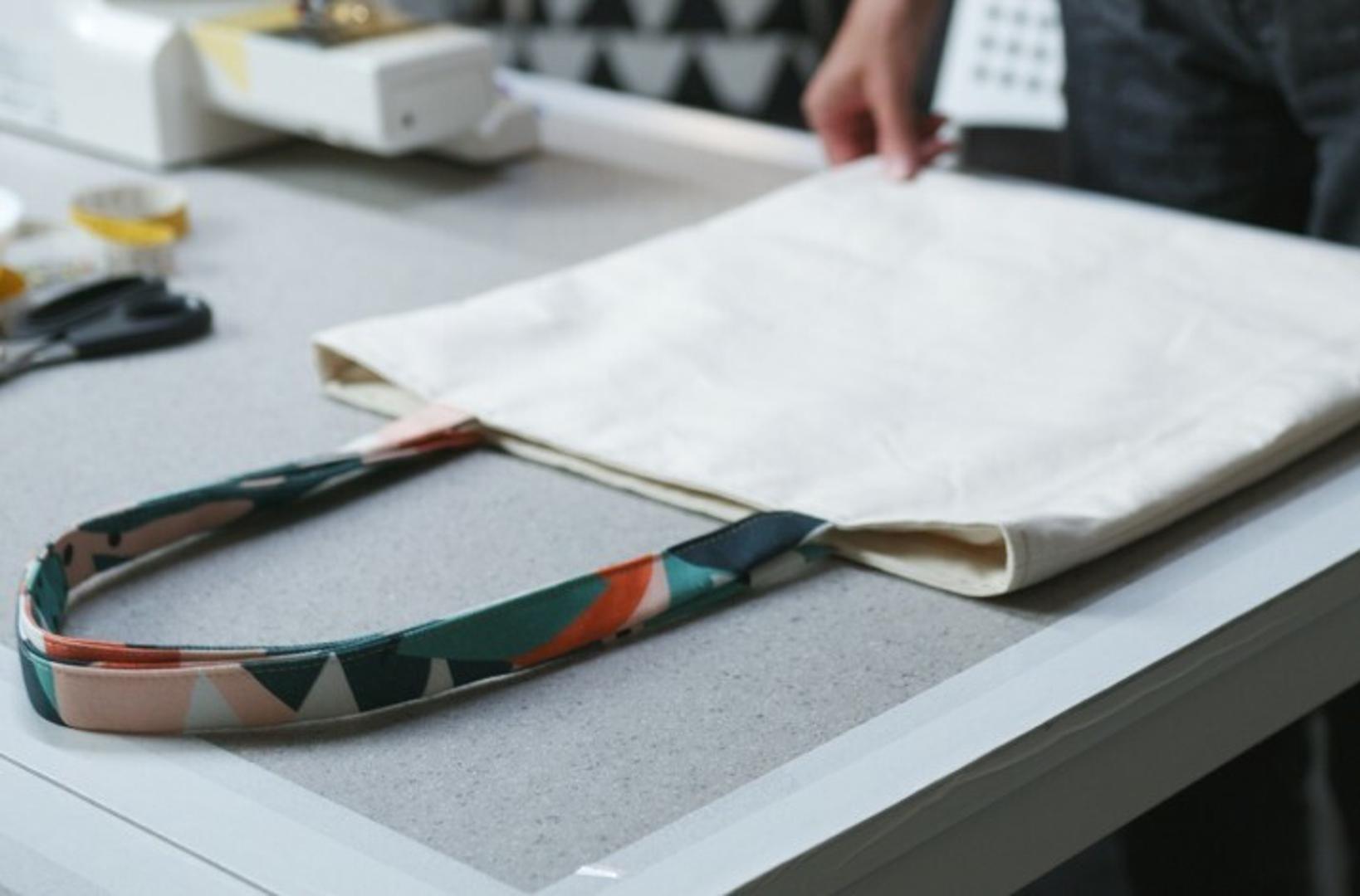 Reciklirajte tkanine i izradite unikatnu torbu u virtualnoj radionici uz brend Kesa