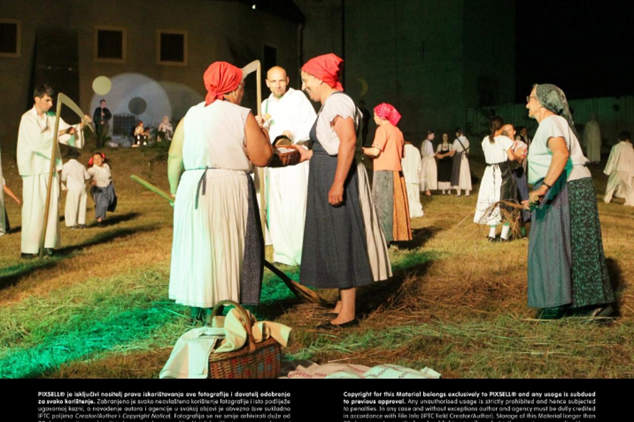 '23.06.2012., Djurdjevac - U sklopu kulturne, povijesne i turisticke manifestacije Picokijada odrzan je ispod zidina starog grada scensnki prikaz napada Turaka na Djurdjevac i obrana grada. Photo: Mar