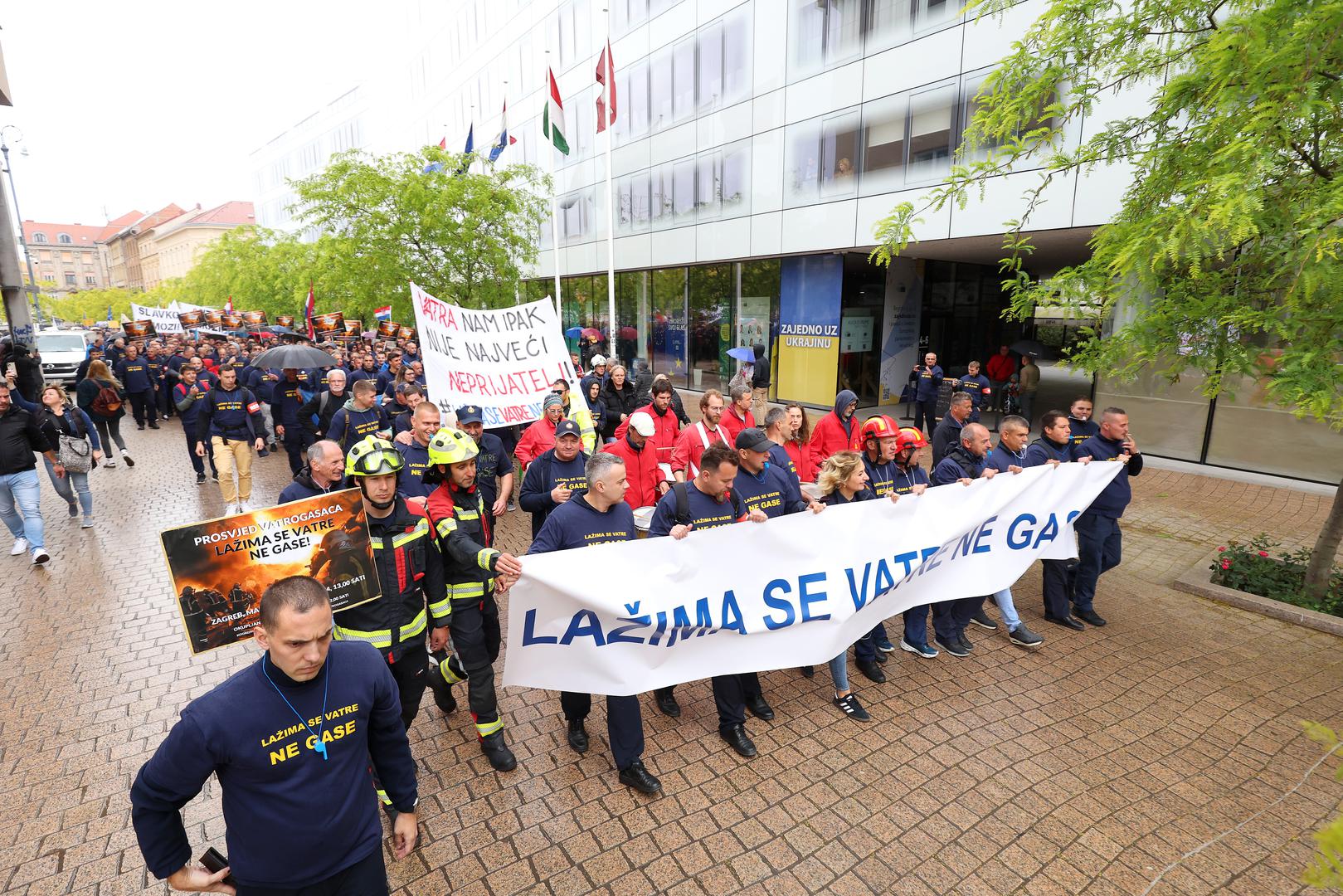 03.05.2024., Zagreb - Koordinacija sindikata i udruga profesionalnih vatrogasaca organizirala je prosvjed vatrogasaca na Trgu sv. Marka.  Photo: Sanjin Strukic/PIXSELL