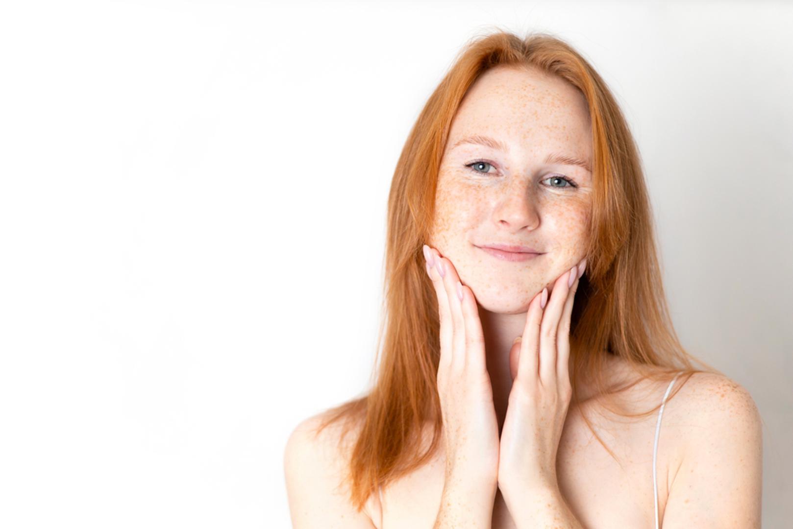 Kolagen je protein koji u tijelu ima ulogu svojevrsne 'armaturne mreže' jer drži na okupu kožu, zglobove, tetive, kosti i hrskavicu. S godinama ga prirodno proizvodimo sve manje pa ne čudi što se oko njega vrti cijela beauty i fitness priča. Ipak, prije dodataka prehrani, vrijedi provjeriti možemo li kolagen dobiti iz hrane. Dobra vijest je da neke namirnice zaista sadrže kolagen, dok neke pomažu tijelu da ga lakše stvara.