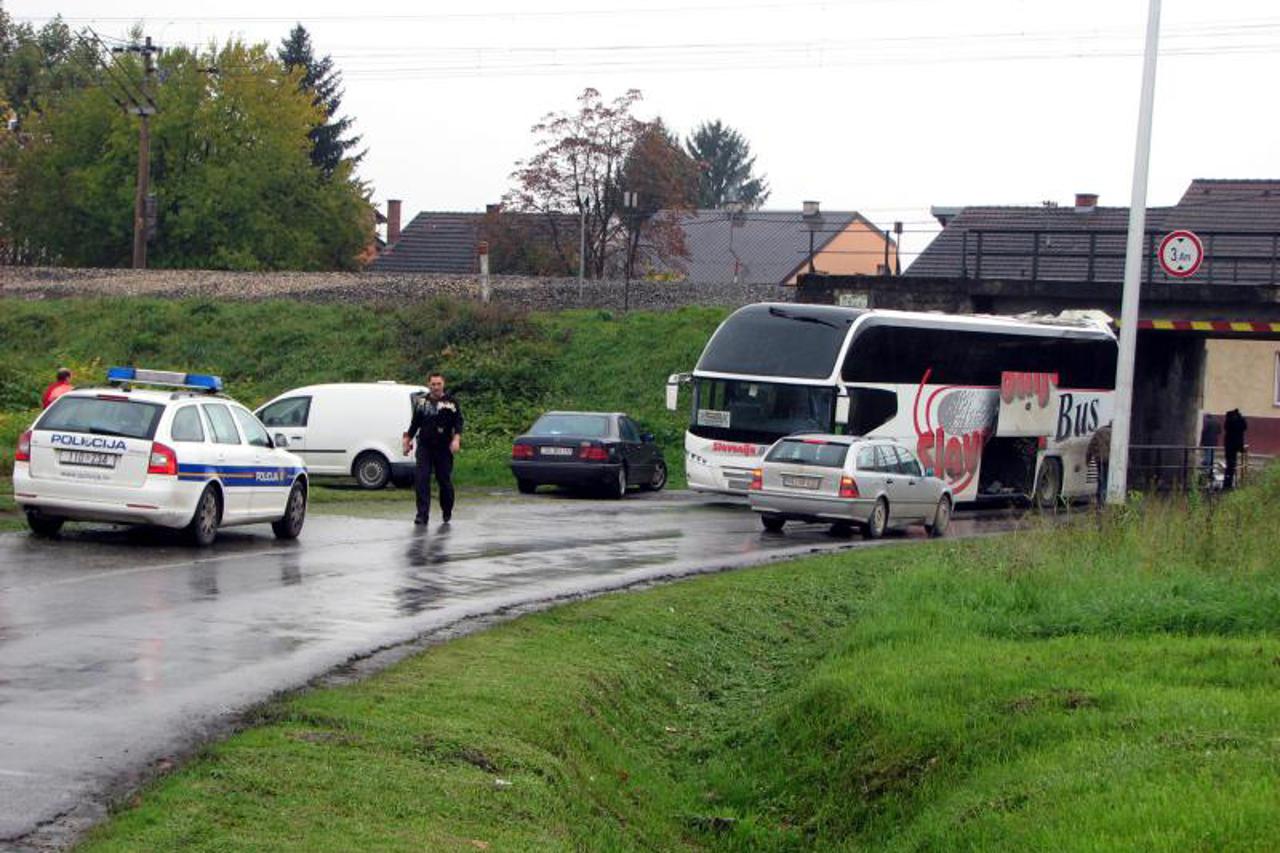 autobus zapeo za nadvožnjak (1)