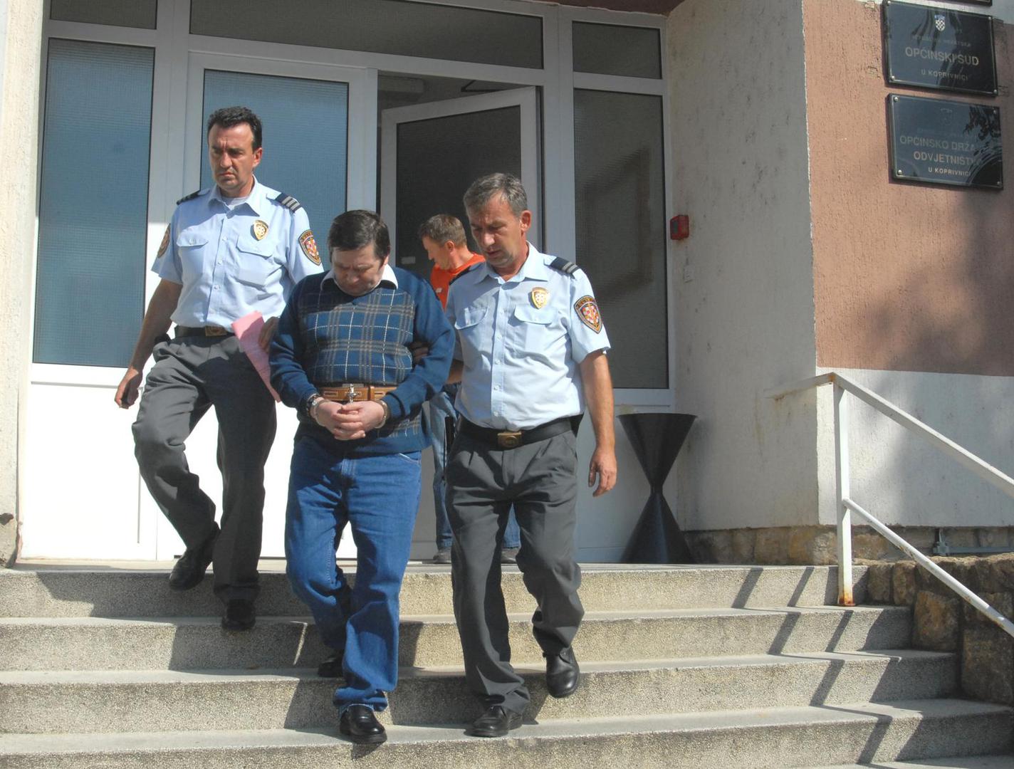 Nakon četverostrukog ubojstva specijalci s dugim cijevima odmah su opkolili grad. Rošker je, odjeven u ratnu uniformu, punih pet sati bježao. 