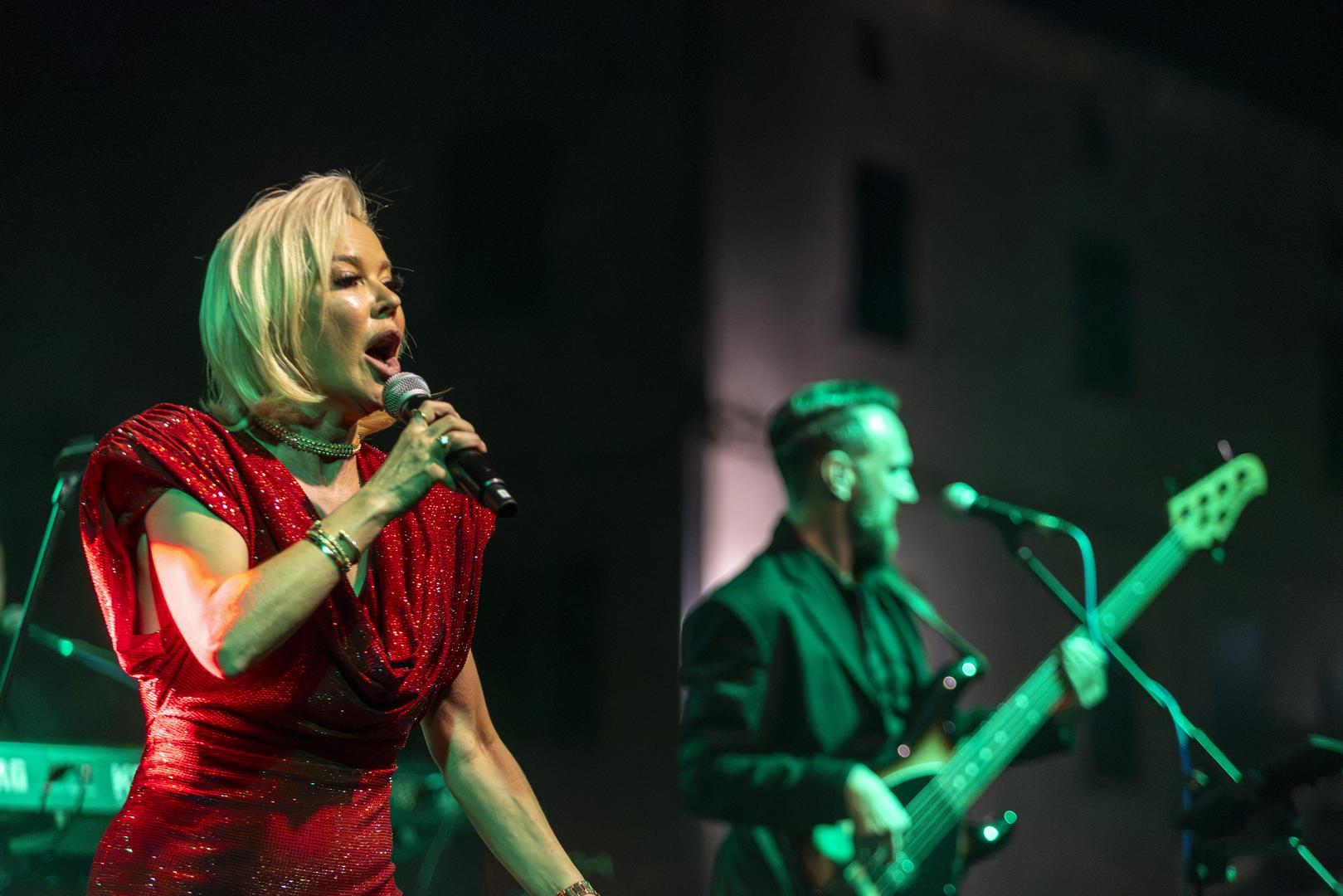 Pjesma donosi dozu humora, samopouzdanja, glamura i ženskog stava, zbog čega ima sve predispozicije postati nezaobilazan soundtrack ljeta.