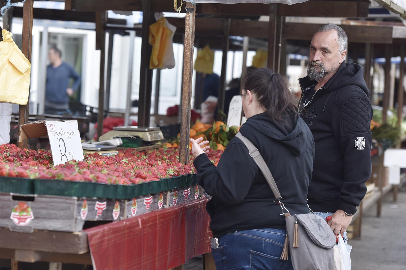 U svibnju prošle godine cijena je s početnih 4-5 eura mjerice vrgoračke jagode pala na 2,50 do 3,50 eura, a prodavači su tada kao razlog naveli činjenicu da se na tržnicama više ne mogu naći one grčke.