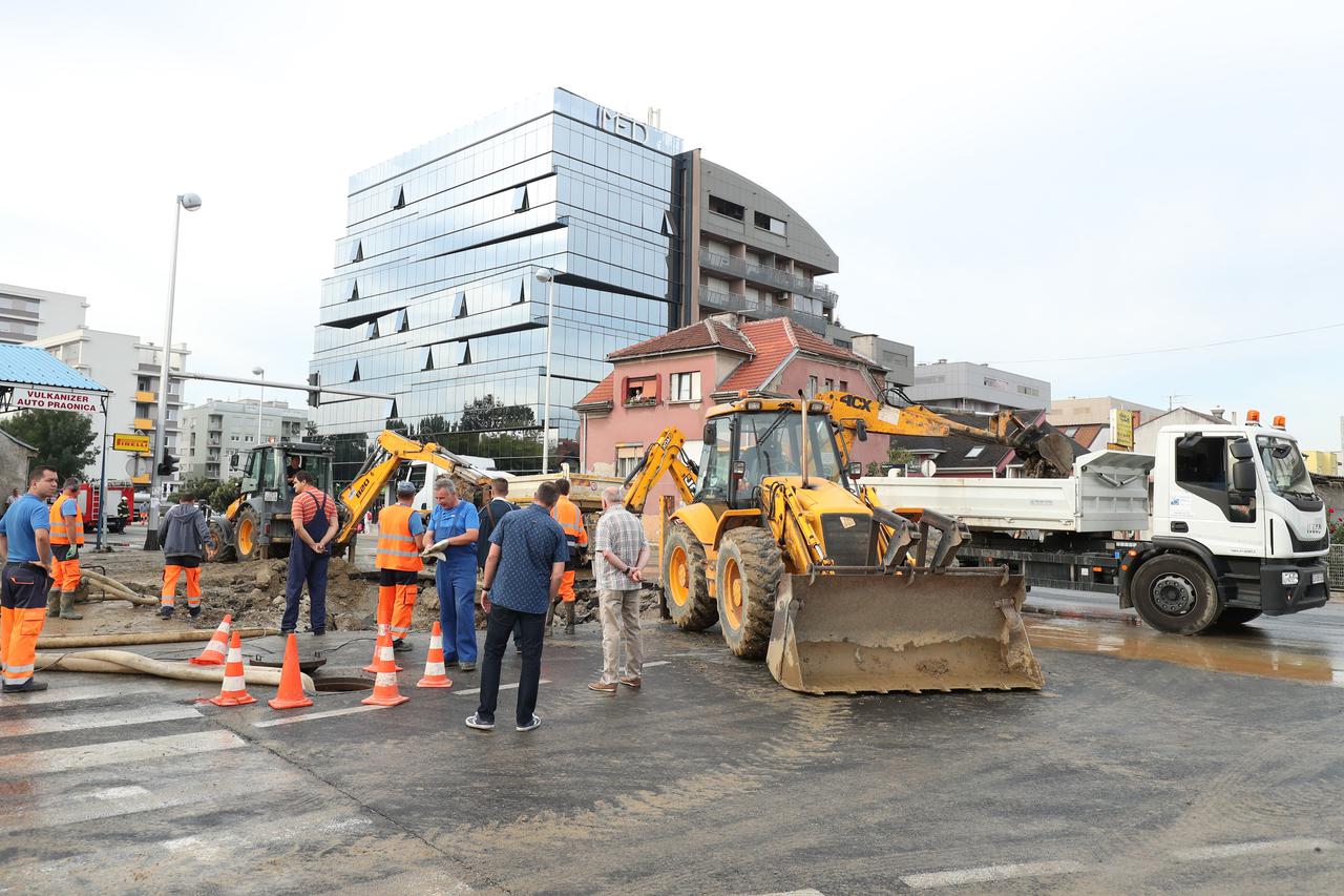 Poplavljena Selska i obustavljen promet zbog puknuća cjevovoda