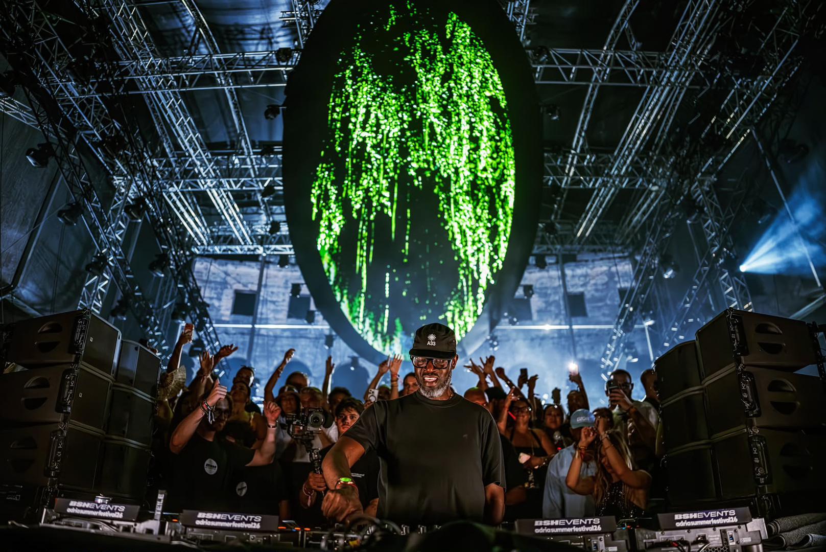 Večer su otvorili hrvatski DJ-i Kylianno i Pablo Panda, koji su sjajno pripremili atmosferu, dok je jedna od najtraženijih svjetskih DJ-ica Carlita dodatno podigla energiju prije izlaska glavne zvijezde večeri