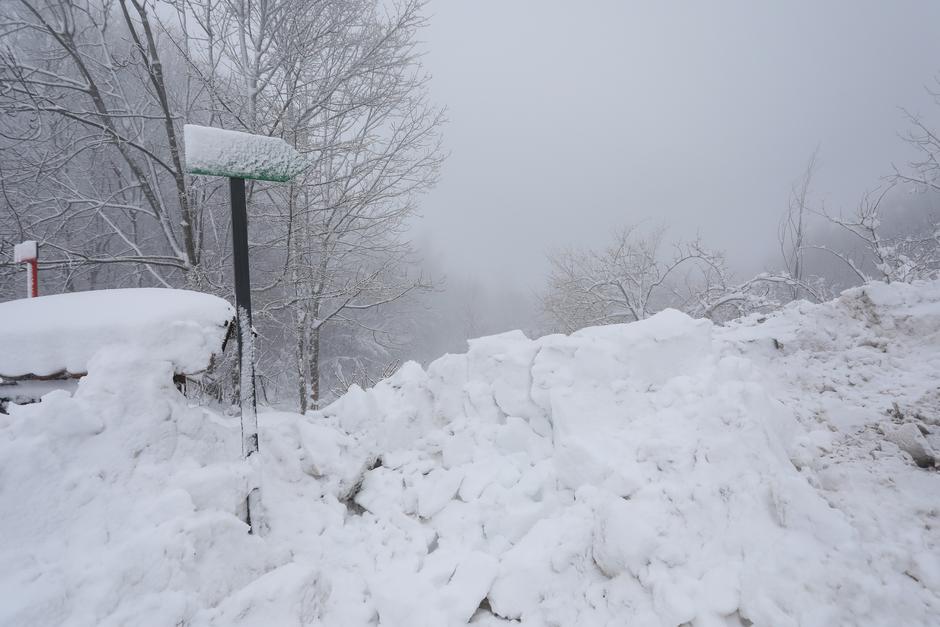 Obilan snijeg otežava život stanovnika Žumberka